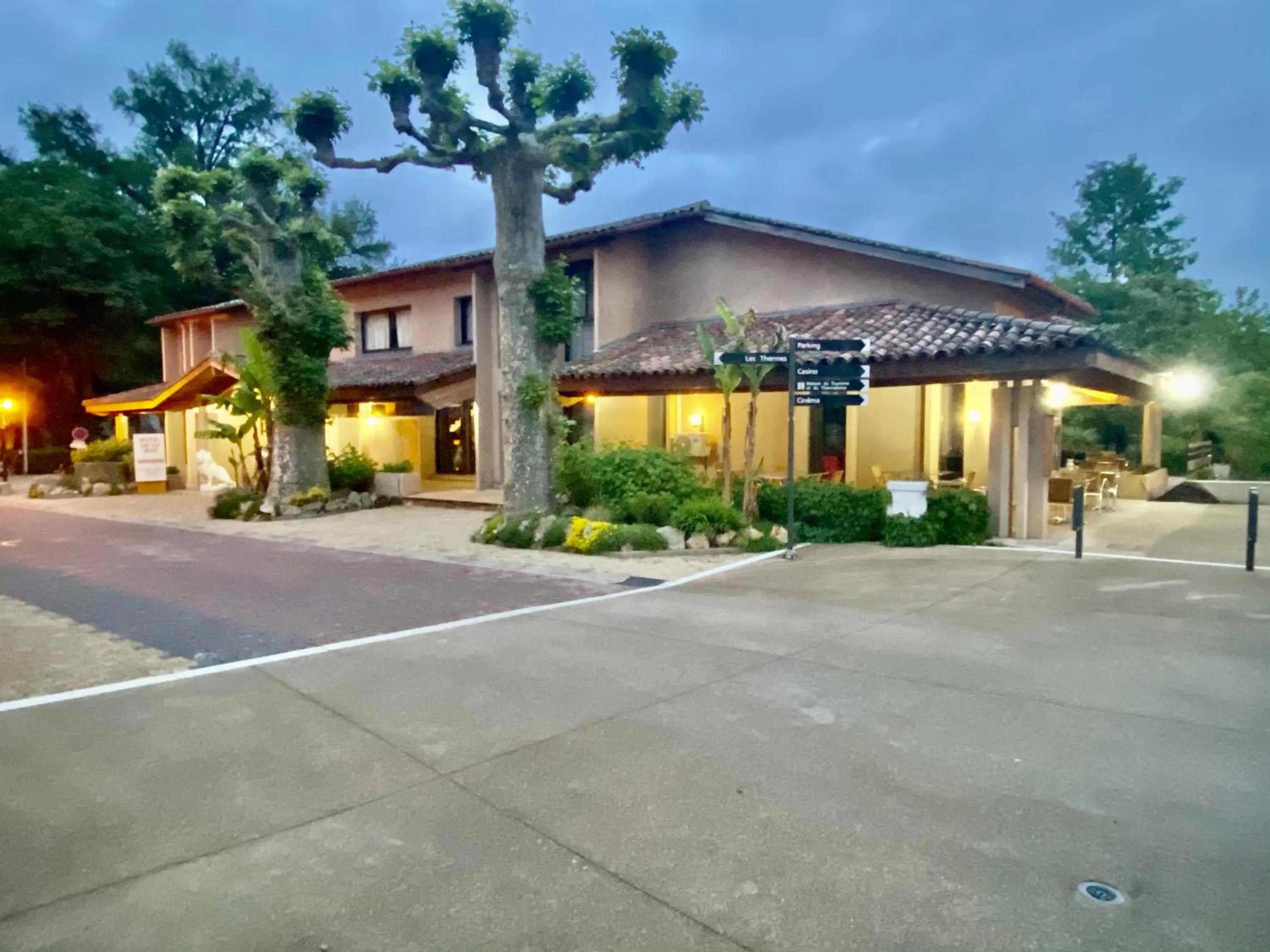 Street view in Hotel - Restaurant de la Paix