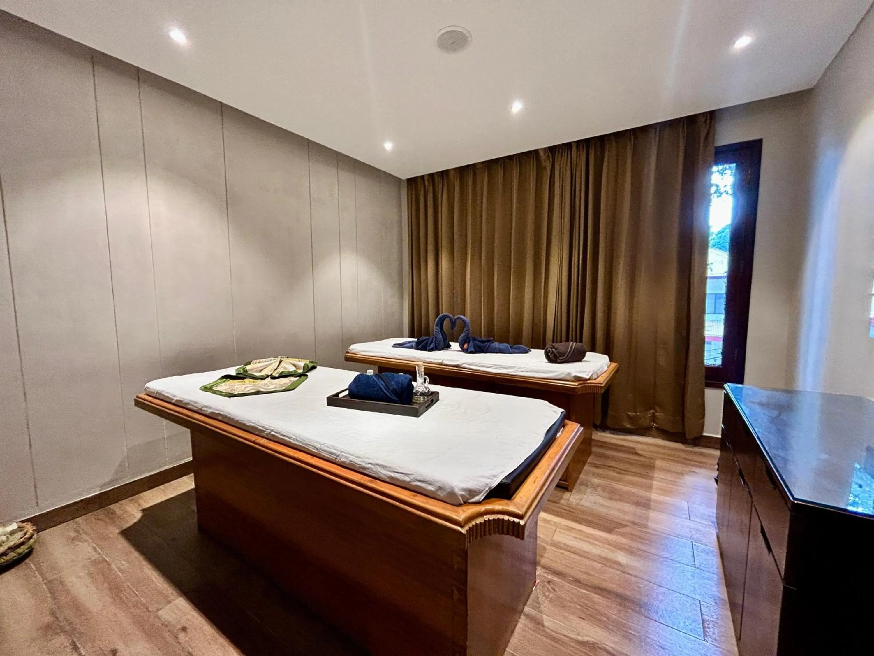 Spa and wellness centre/facilities, Bed in Indraprastha Resort - Centrally Heated Rooms, with Gym, Games & Spa