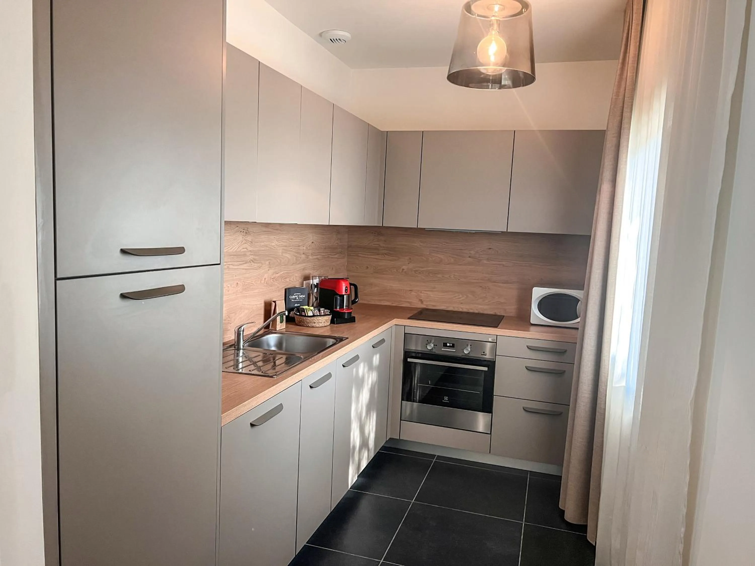 Kitchen or kitchenette in Hôtel & Lodges Moby Dick