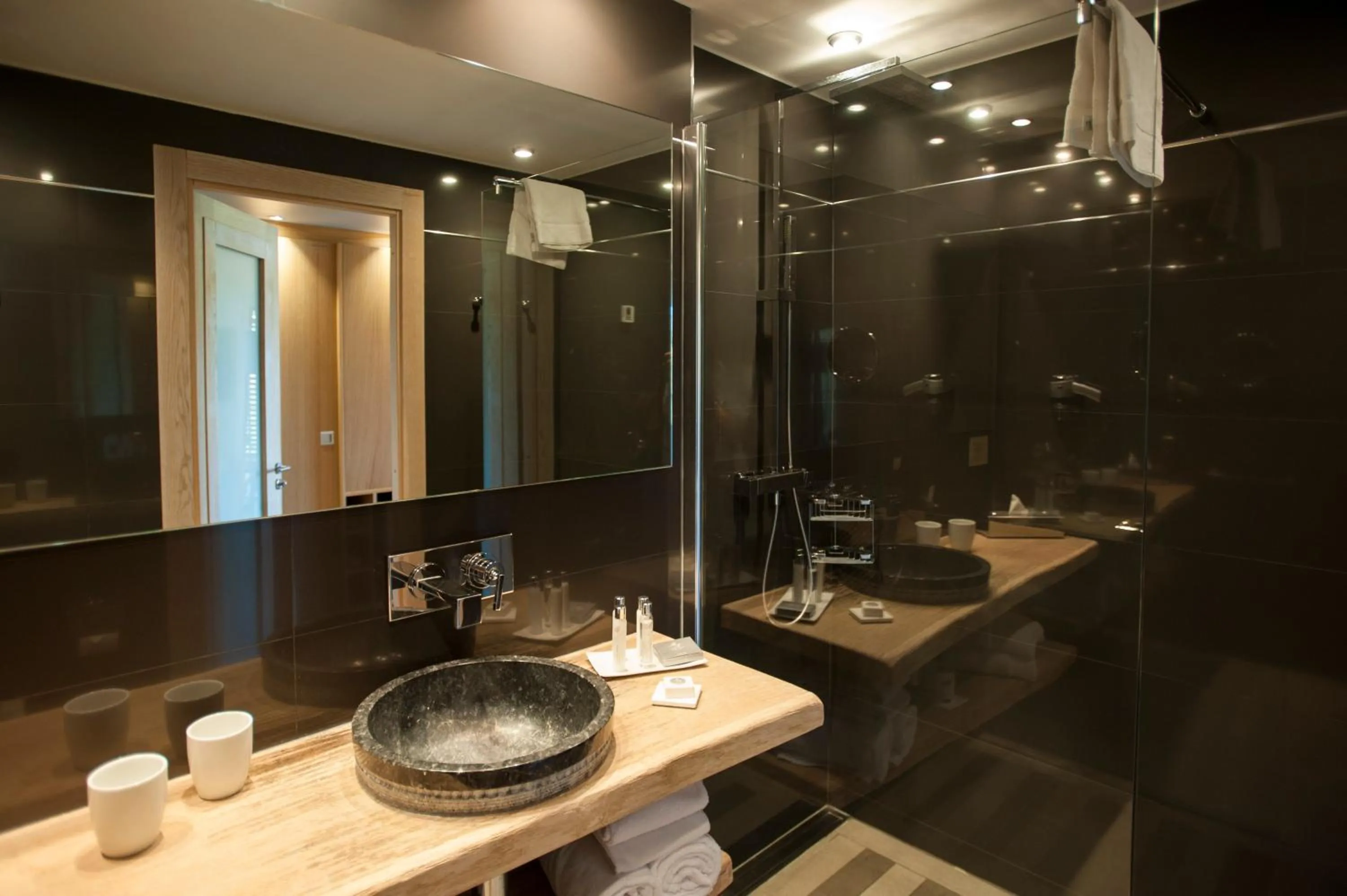 Shower in Hôtel & Lodges Moby Dick