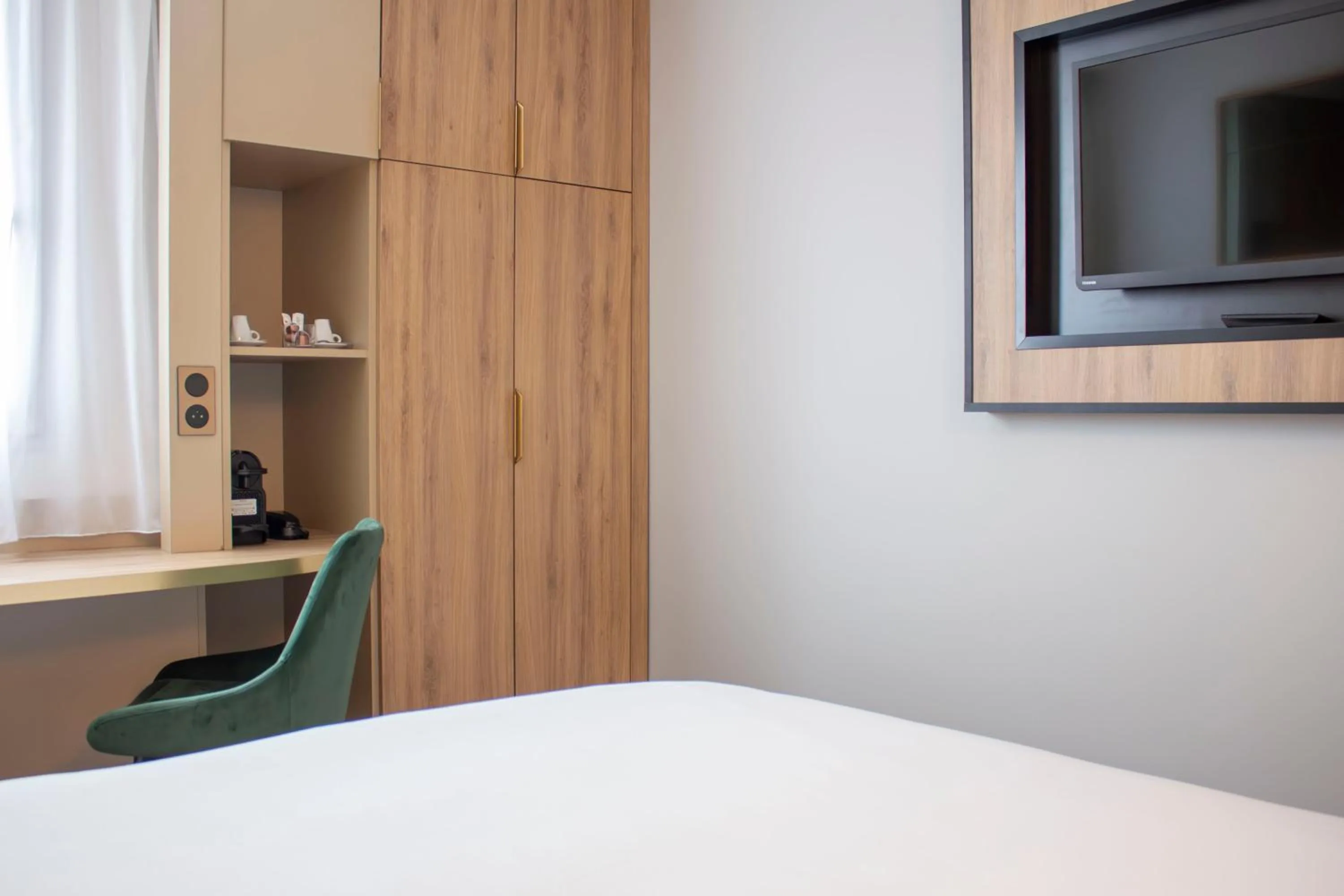 Bedroom, Bed in Brit Hotel Bordeaux Aéroport - Le Soretel