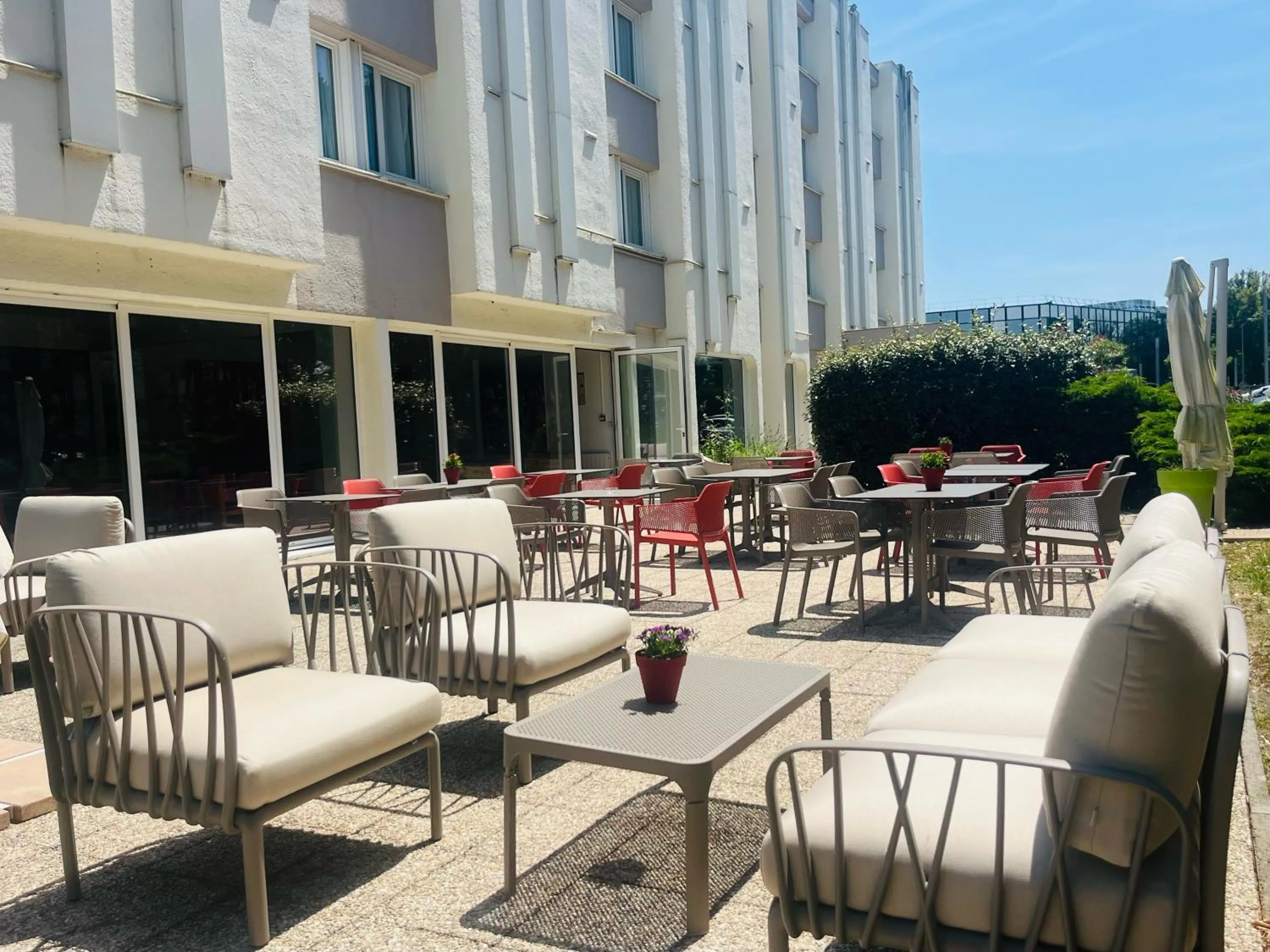 Property building in Brit Hotel Bordeaux Aéroport - Le Soretel