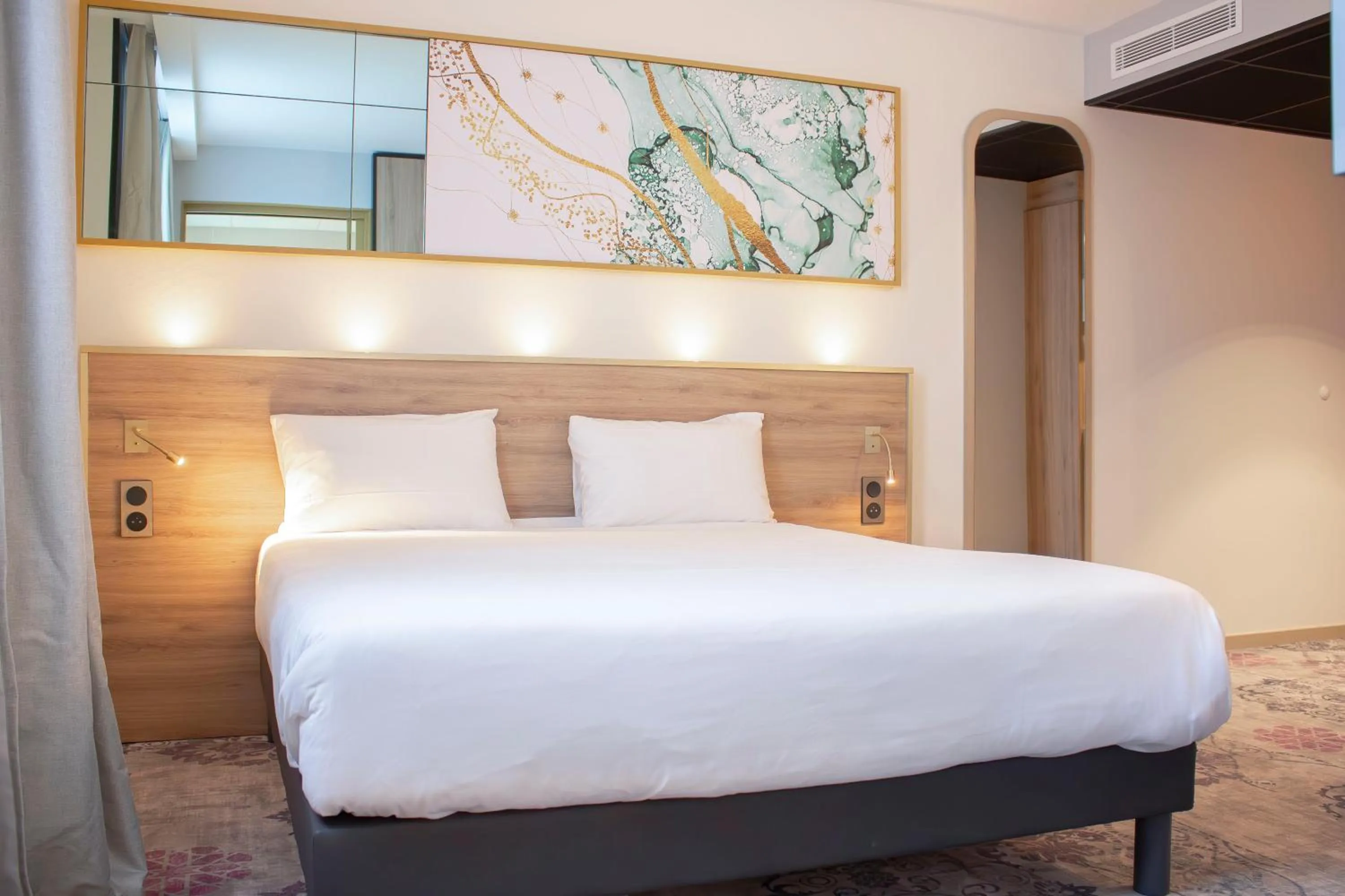 Bedroom, Bed in Brit Hotel Bordeaux Aéroport - Le Soretel