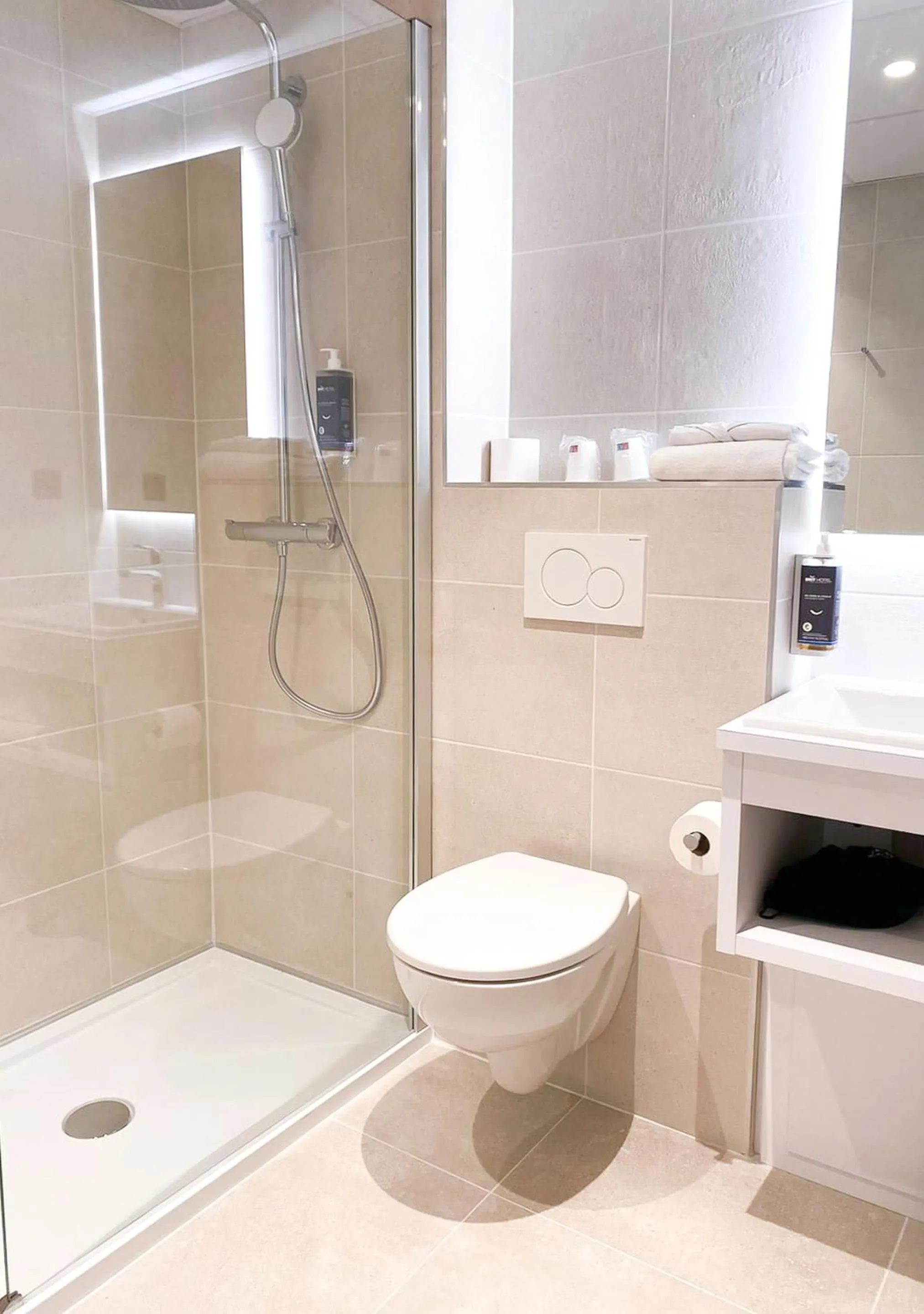 Shower in Brit Hotel Bordeaux Aéroport - Le Soretel