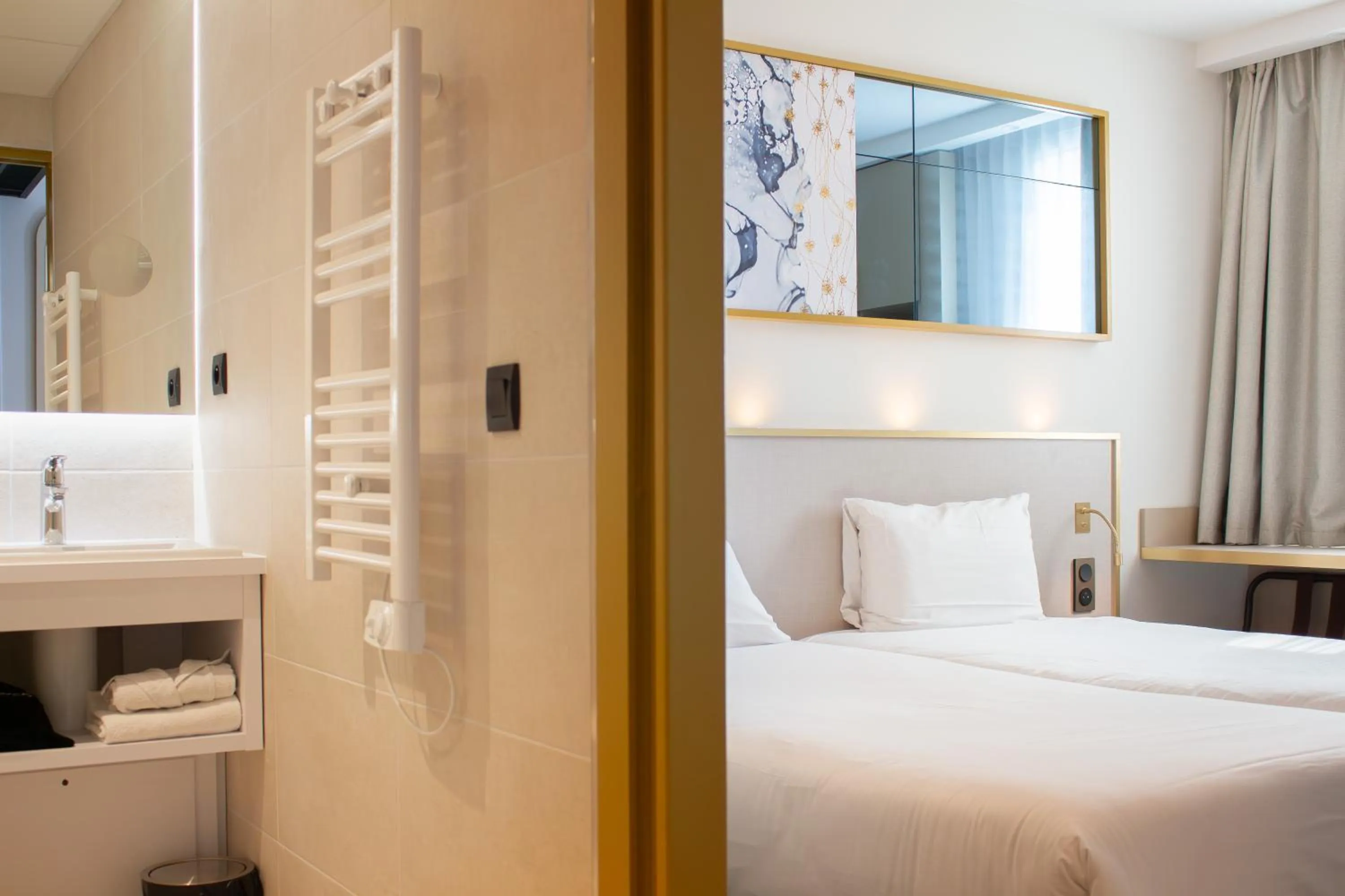 Bathroom, Bed in Brit Hotel Bordeaux Aéroport - Le Soretel