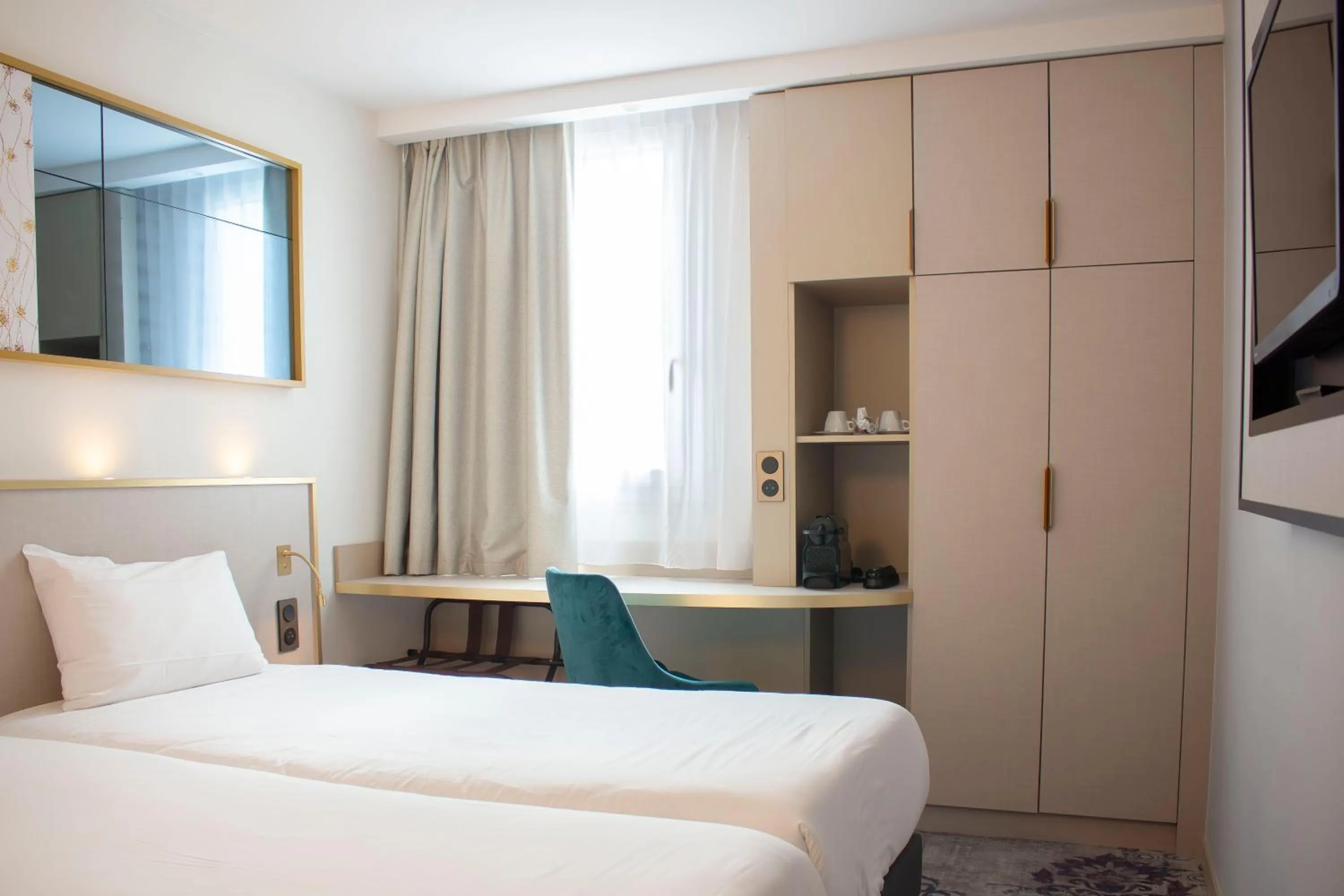 Photo of the whole room, Bed in Brit Hotel Bordeaux Aéroport - Le Soretel