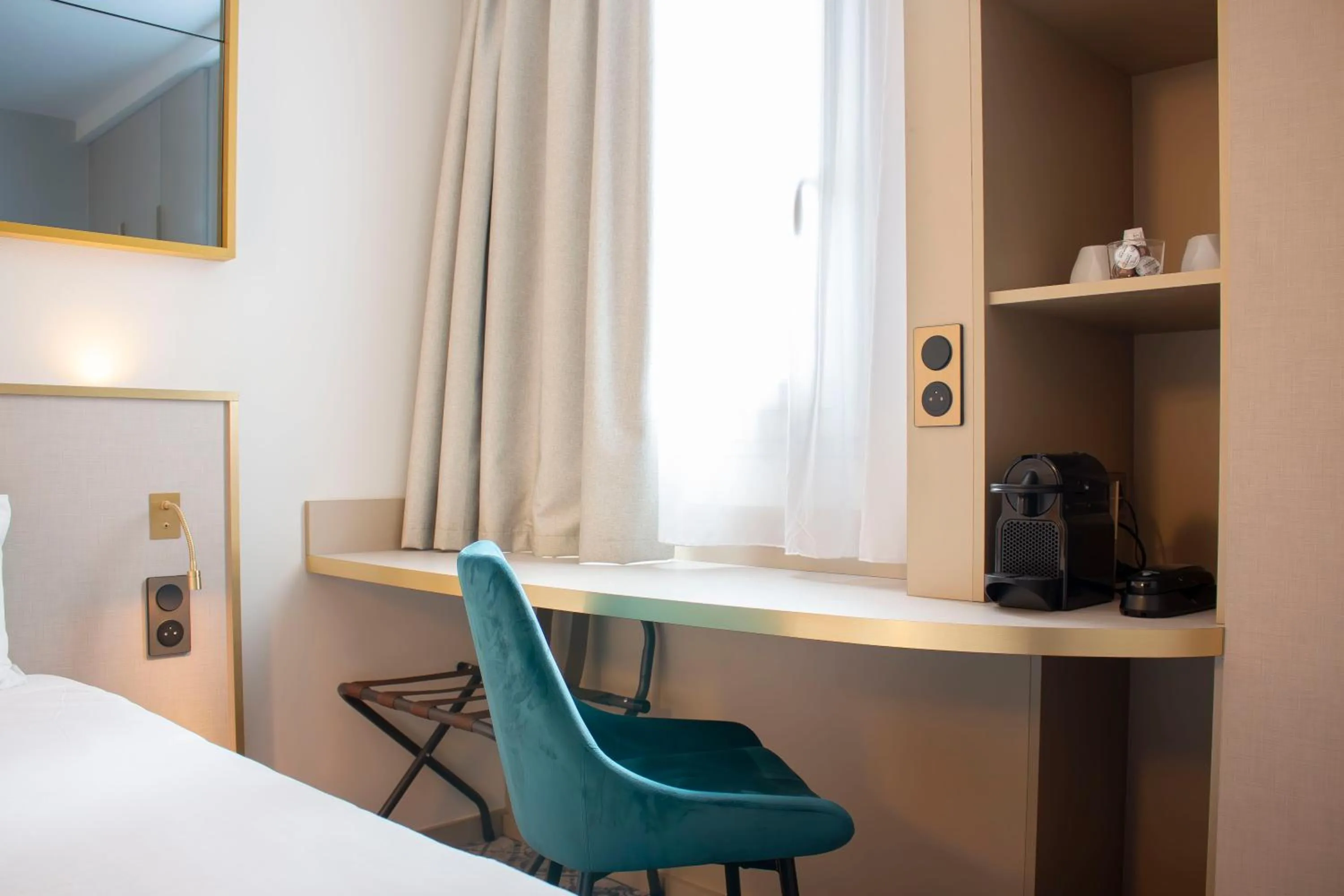 Bedroom, Bed in Brit Hotel Bordeaux Aéroport - Le Soretel