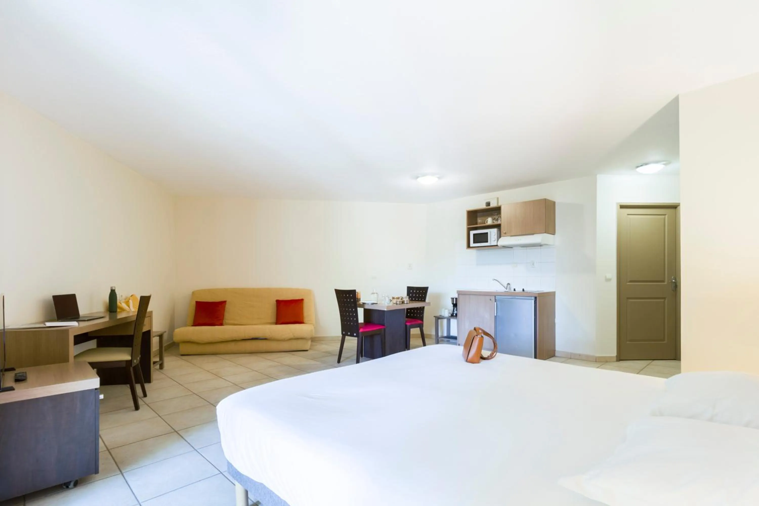 Living room, Bed in Garden & City Aix En Provence - Rousset