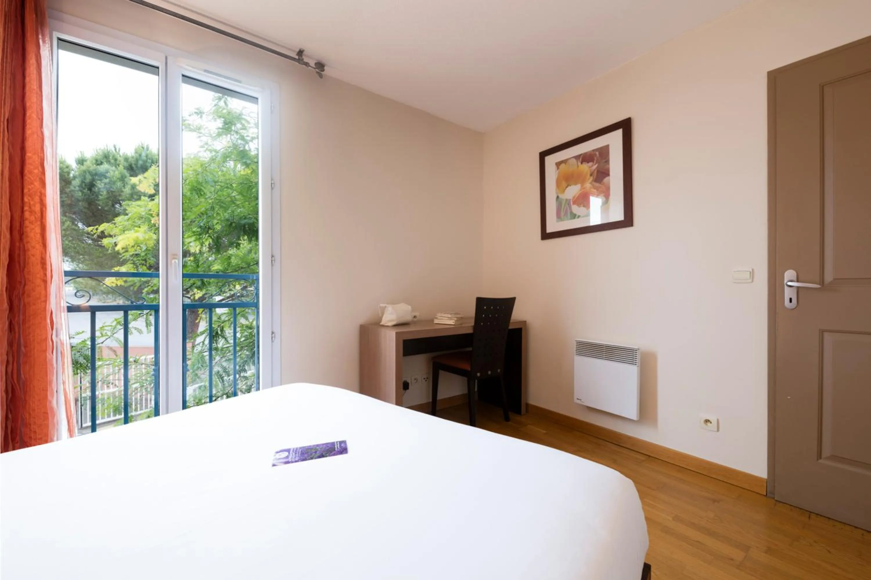 Bedroom, Bed in Garden & City Aix En Provence - Rousset
