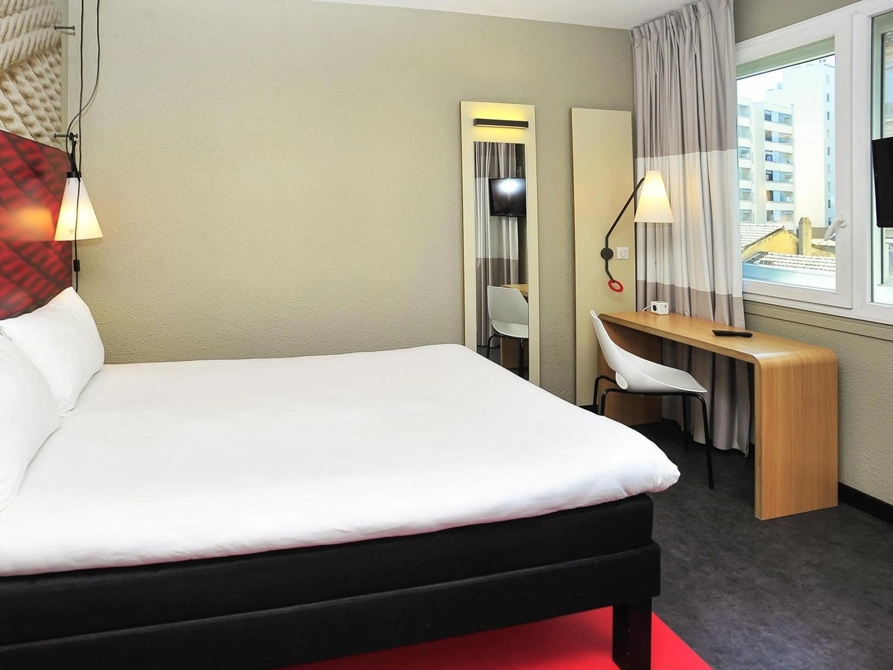 Bedroom, Bed in ibis Lyon Centre