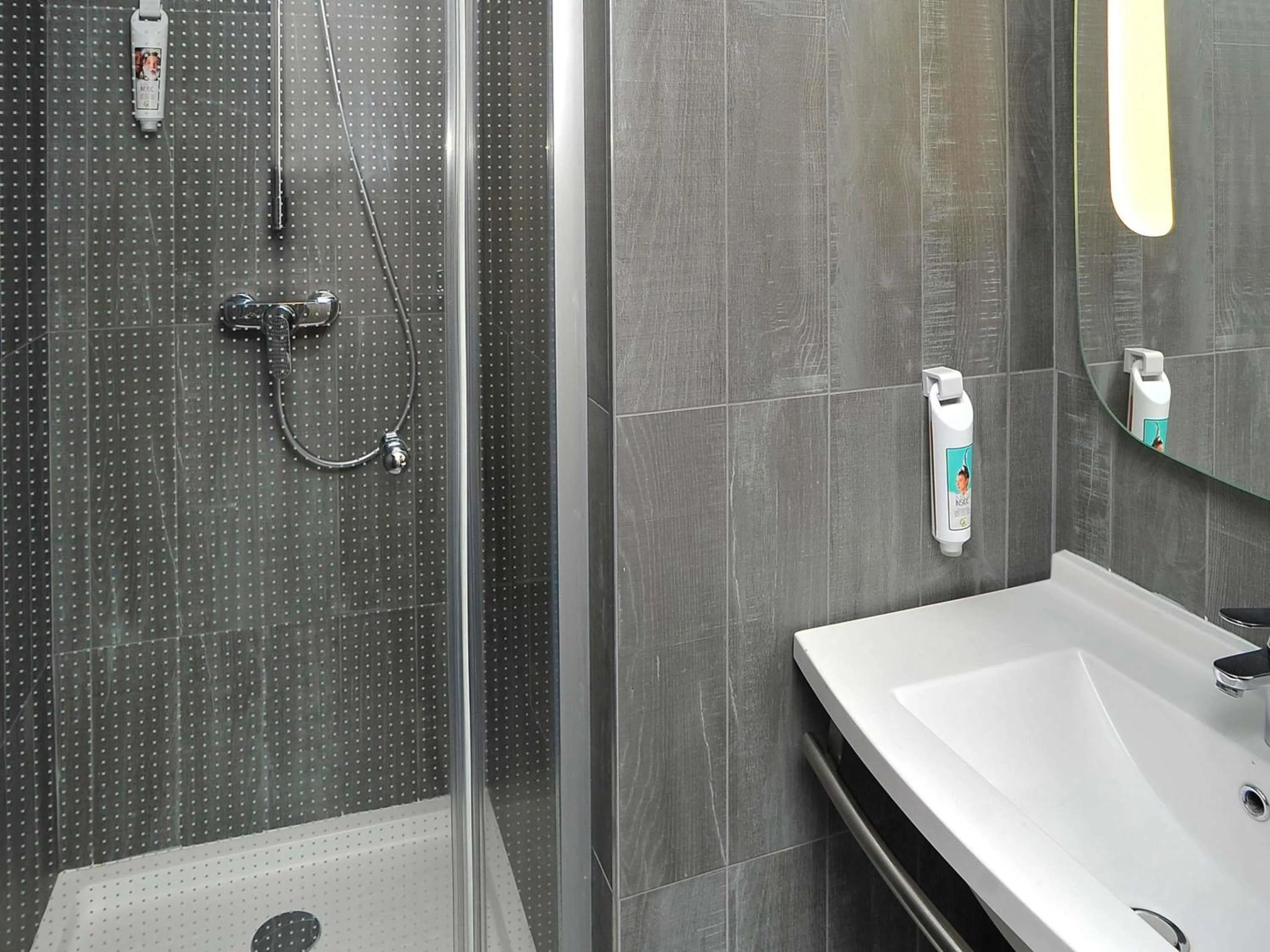 Bedroom in ibis Lyon Centre