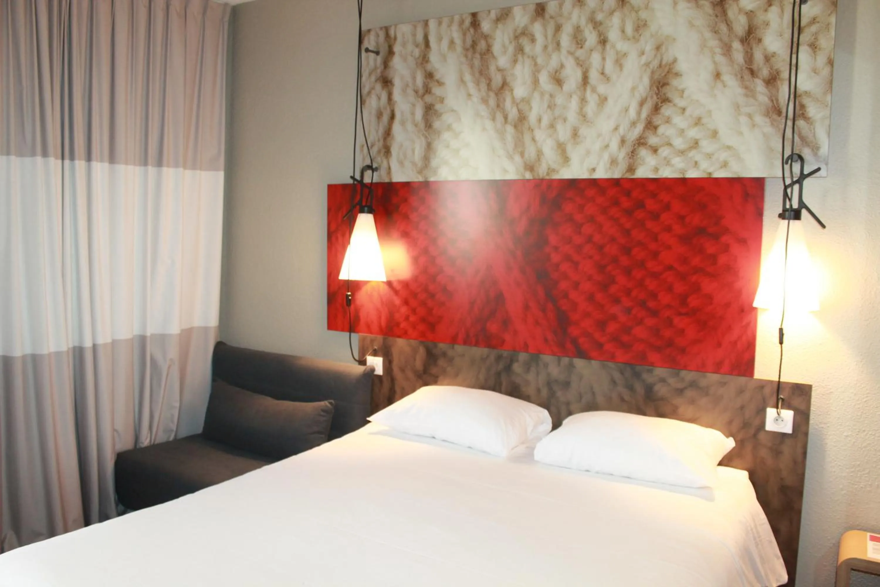 Bedroom, Bed in ibis Lyon Centre