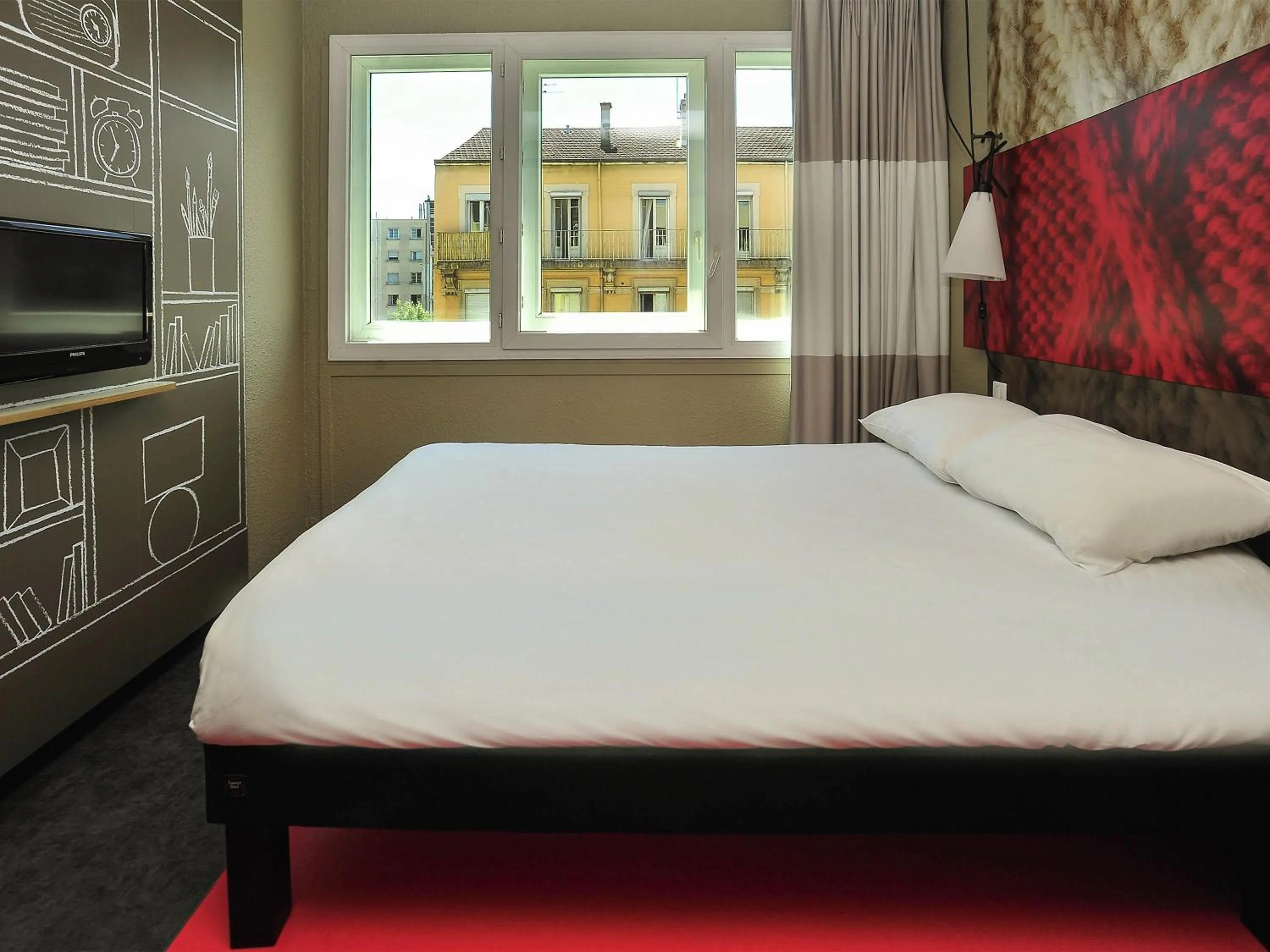 Bedroom, Bed in ibis Lyon Centre