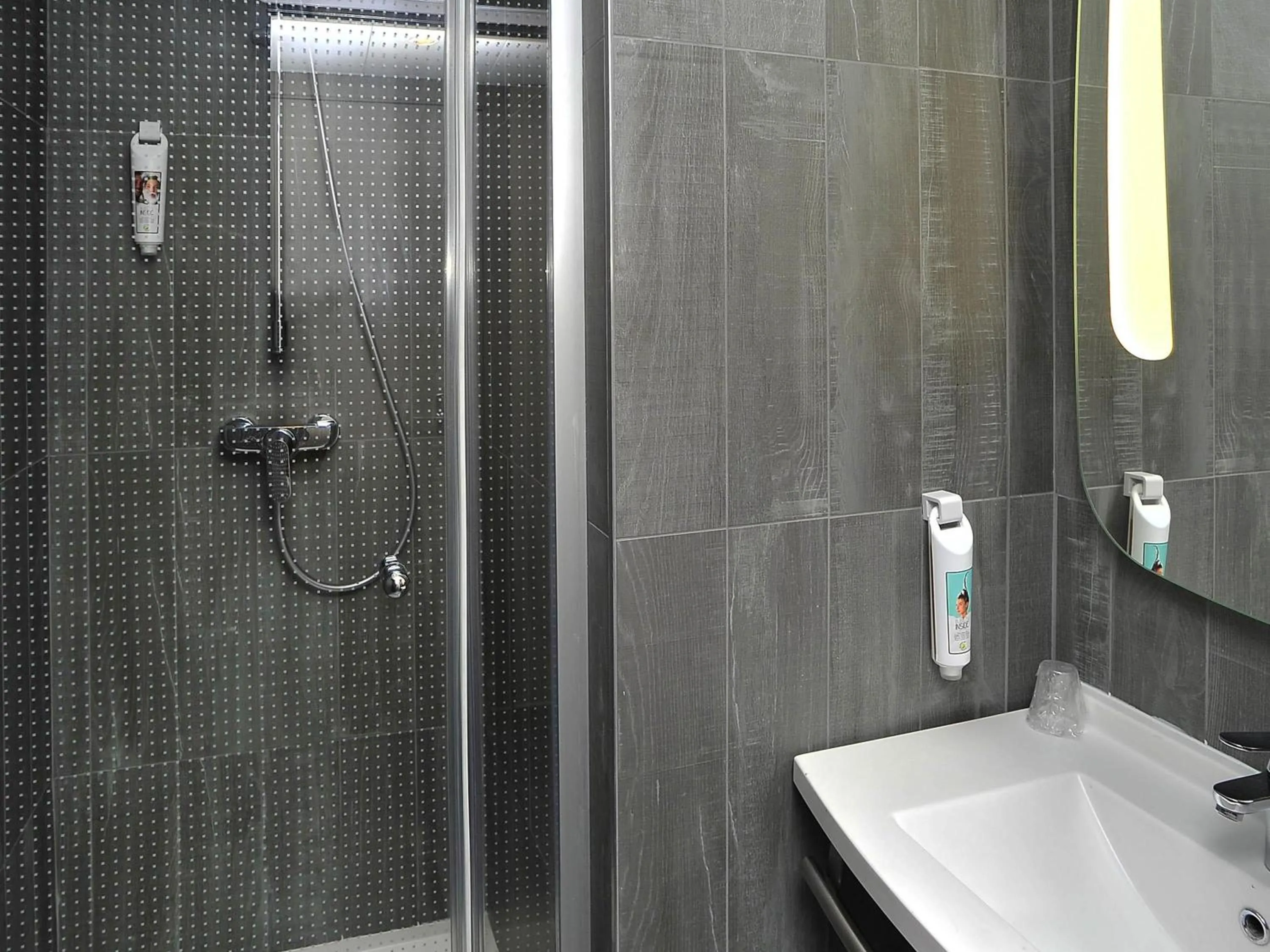 Bedroom in ibis Lyon Centre