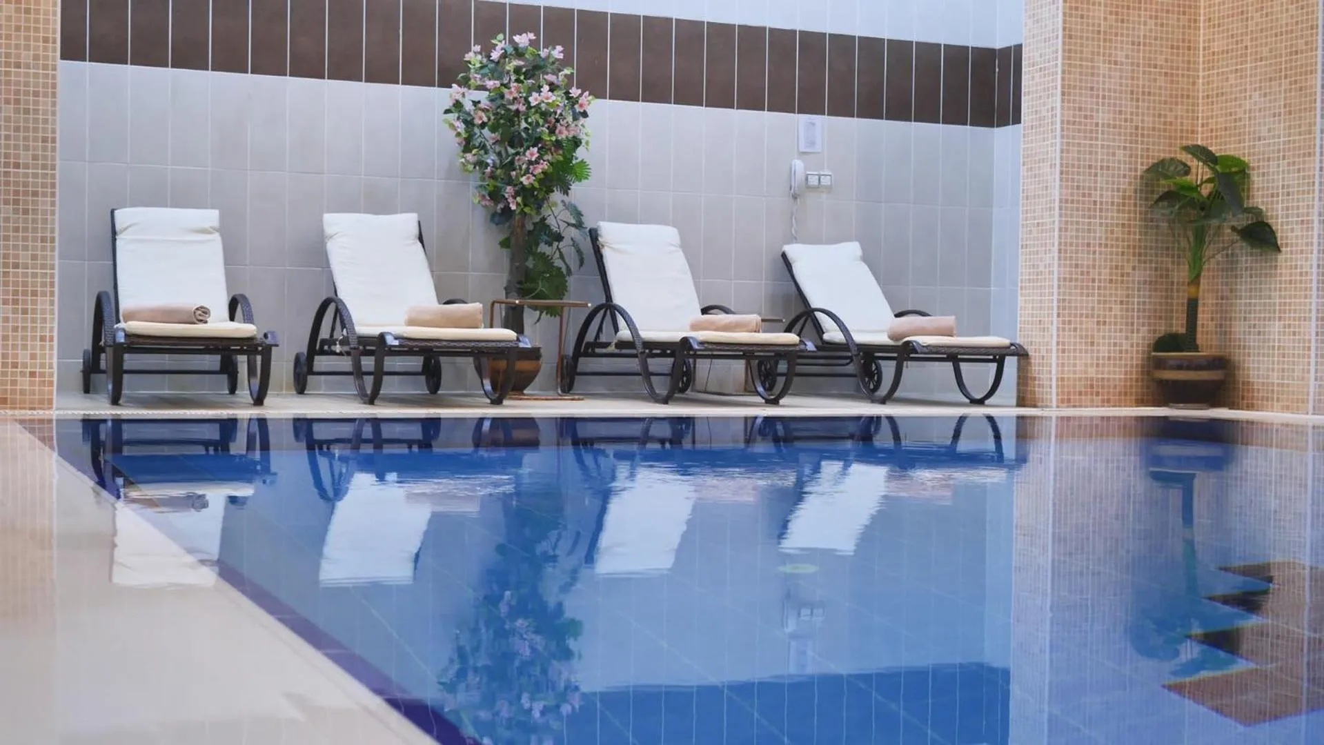 Swimming pool in Darin Plaza Hotel