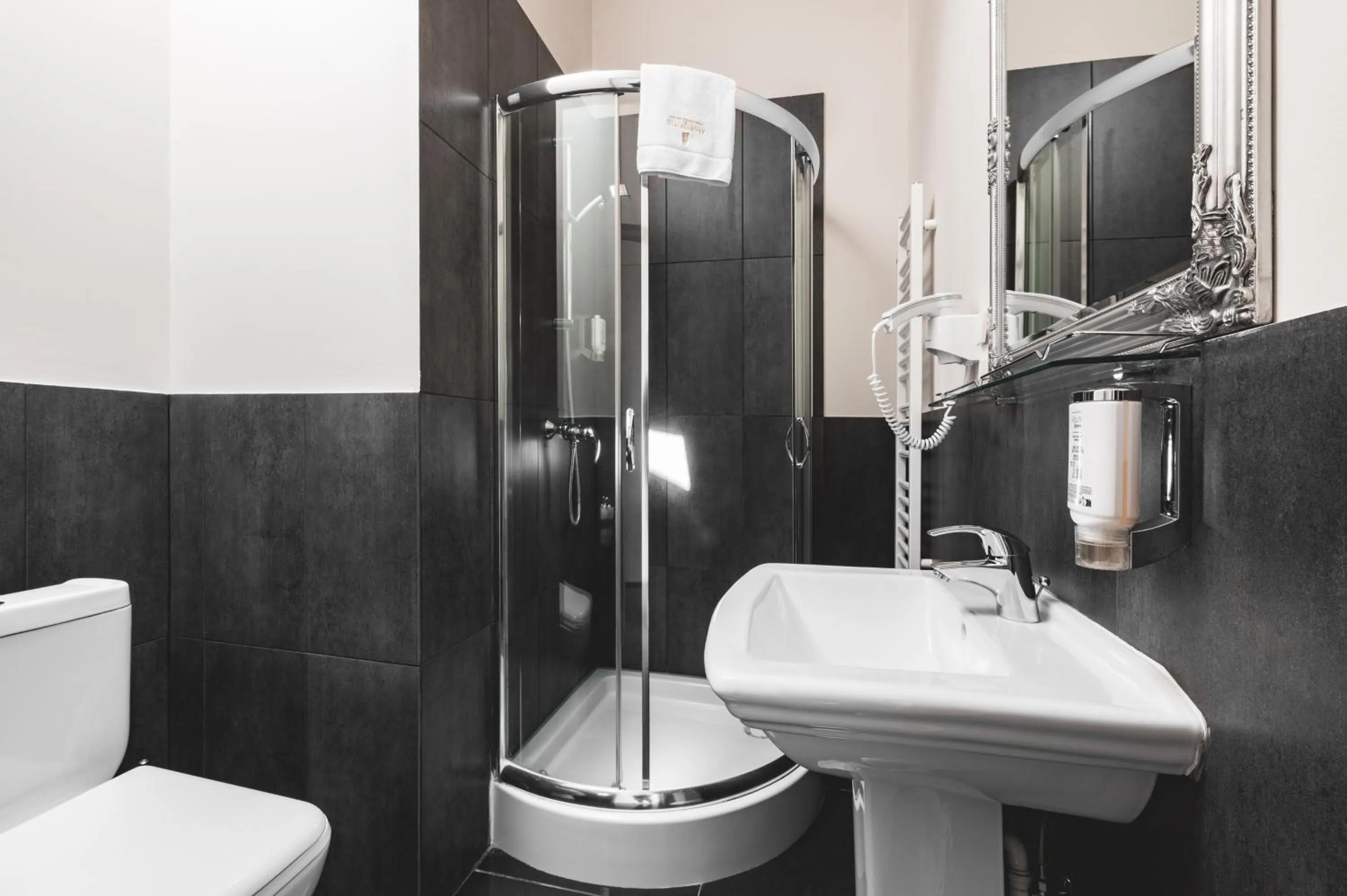 Shower in Aparthotel Stara Przędzalnia