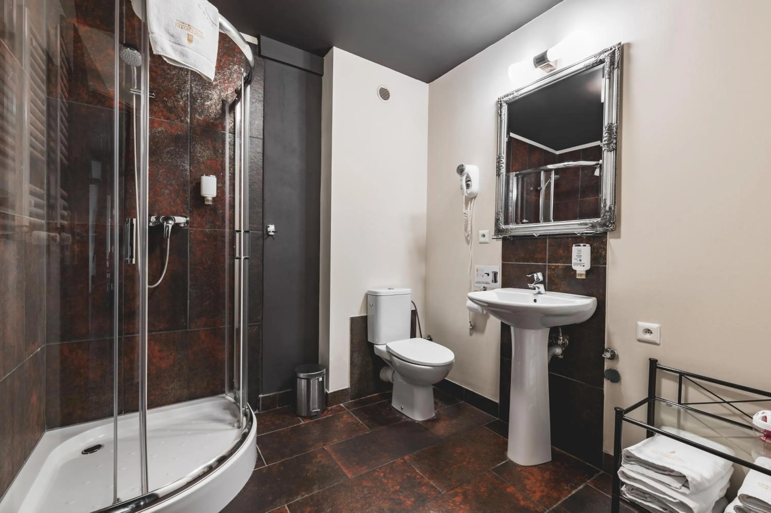 Shower in Aparthotel Stara Przędzalnia