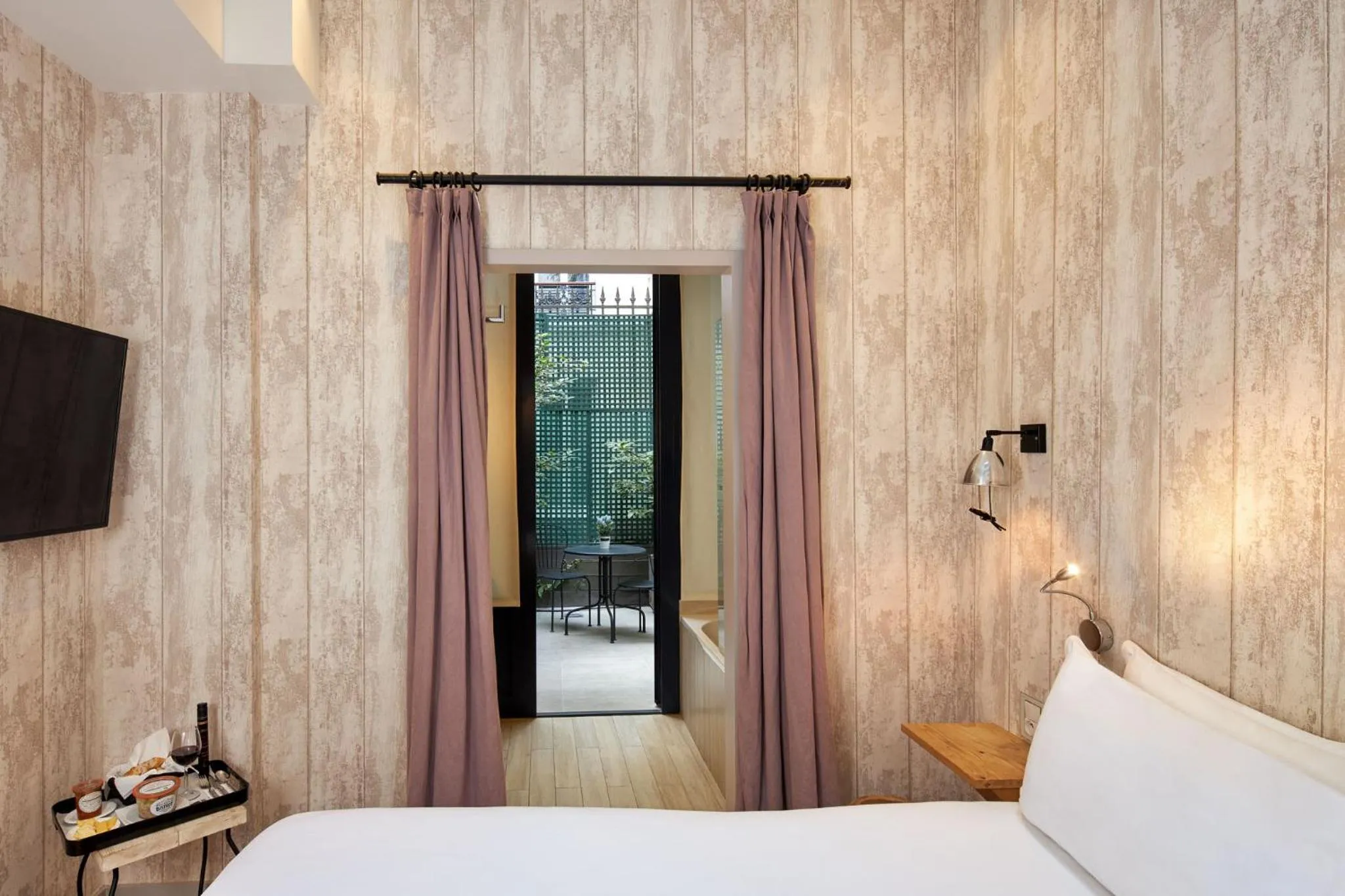 Patio, Bed in Les Plumes Hotel