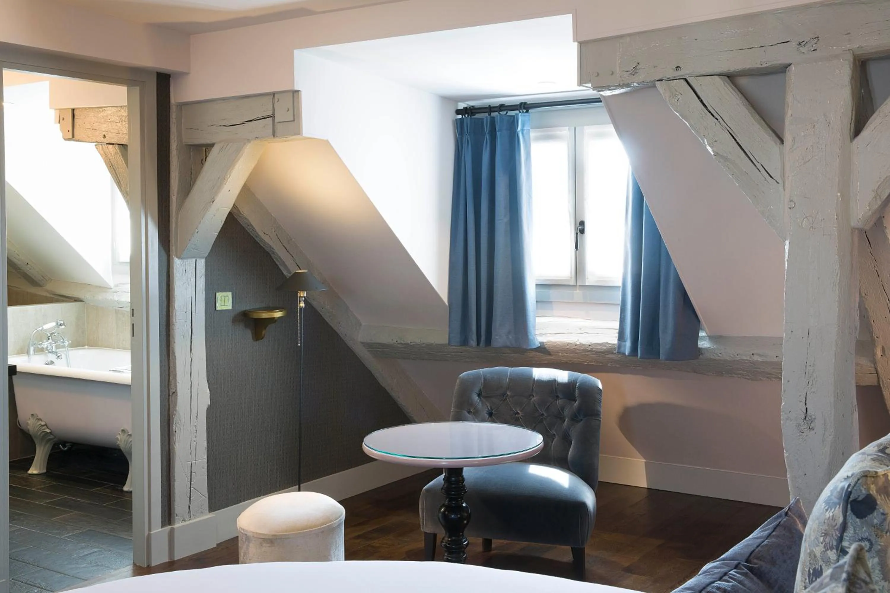 Photo of the whole room, Bed in Les Plumes Hotel