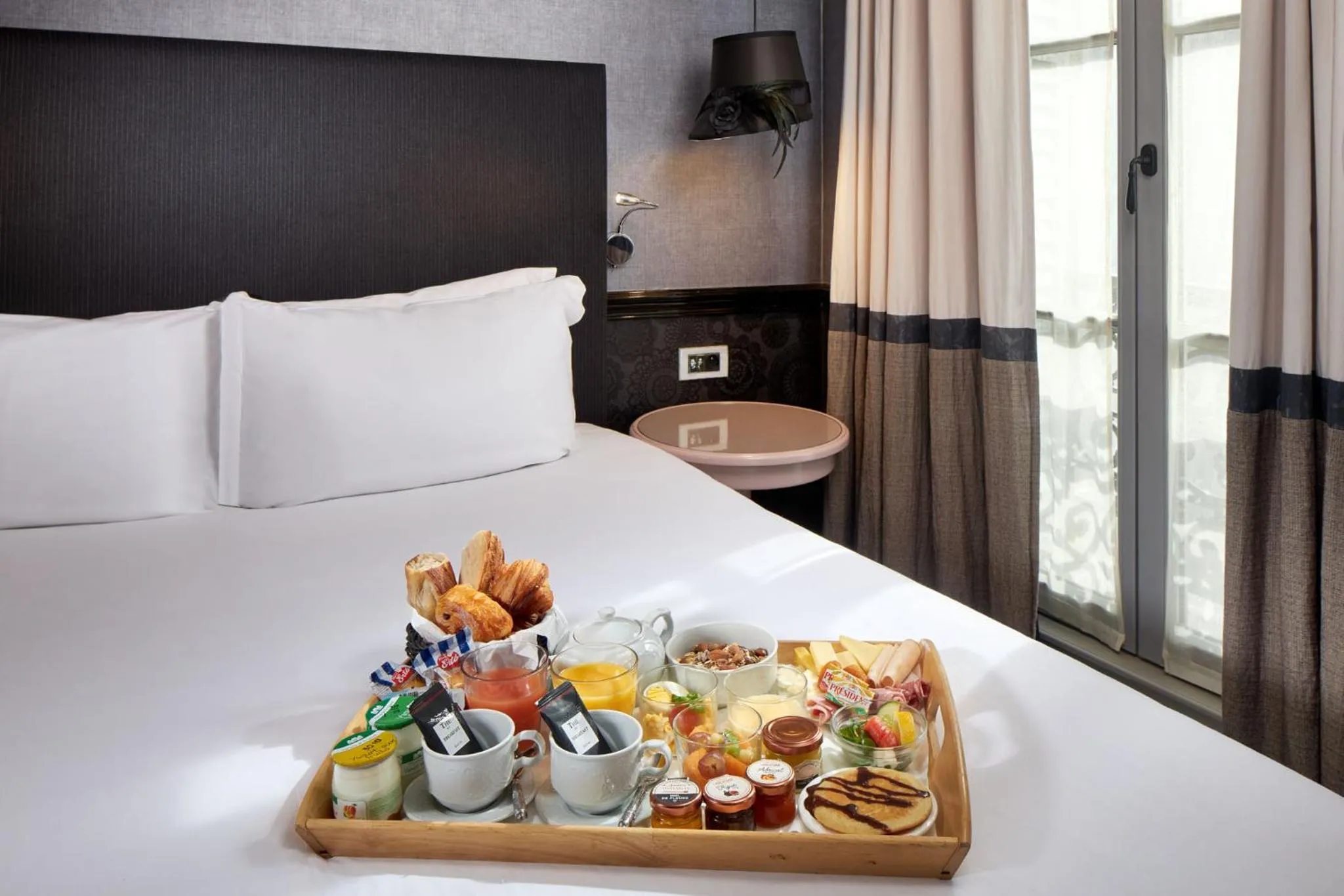 Bed in Les Plumes Hotel