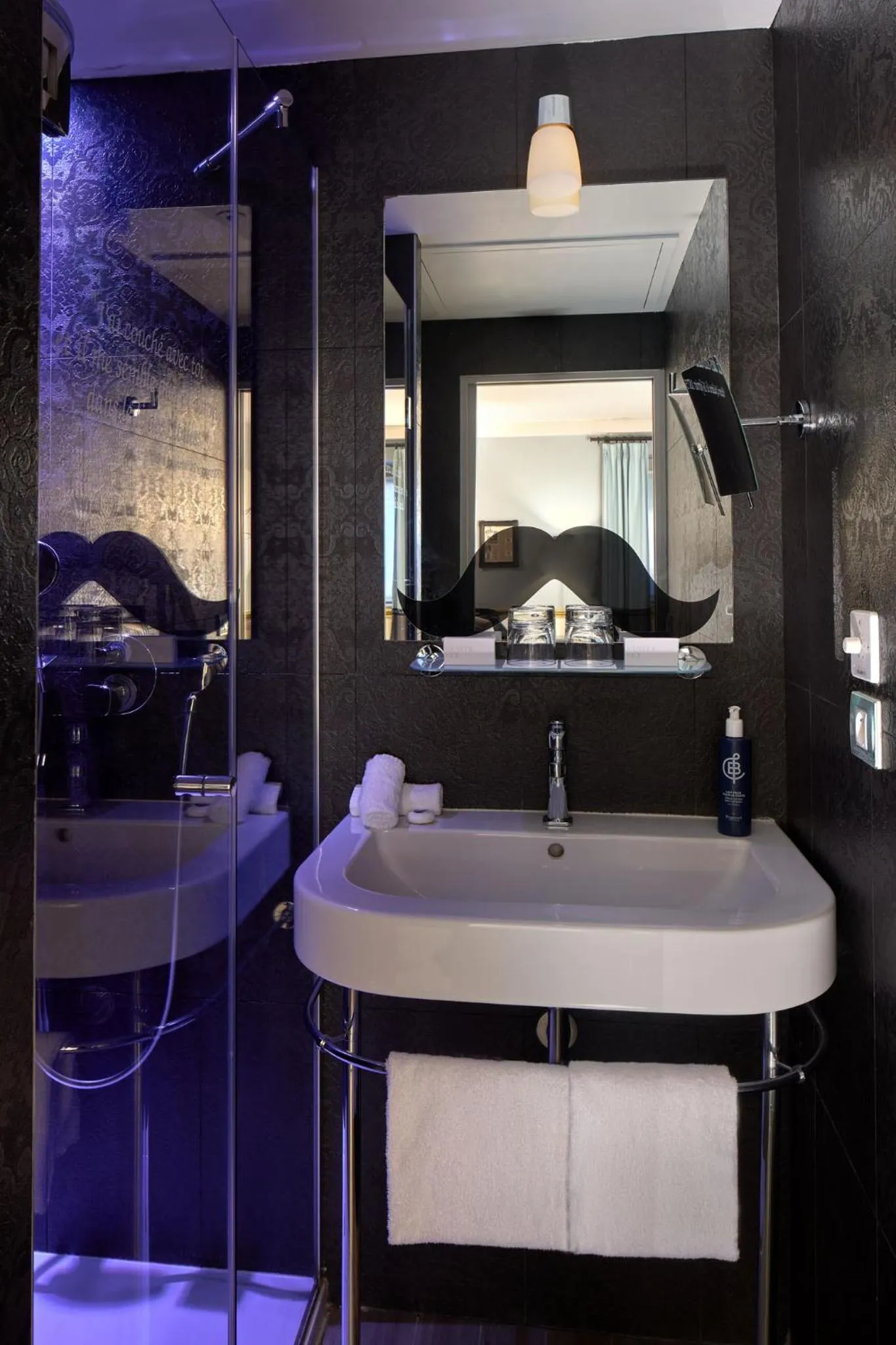 Shower in Les Plumes Hotel