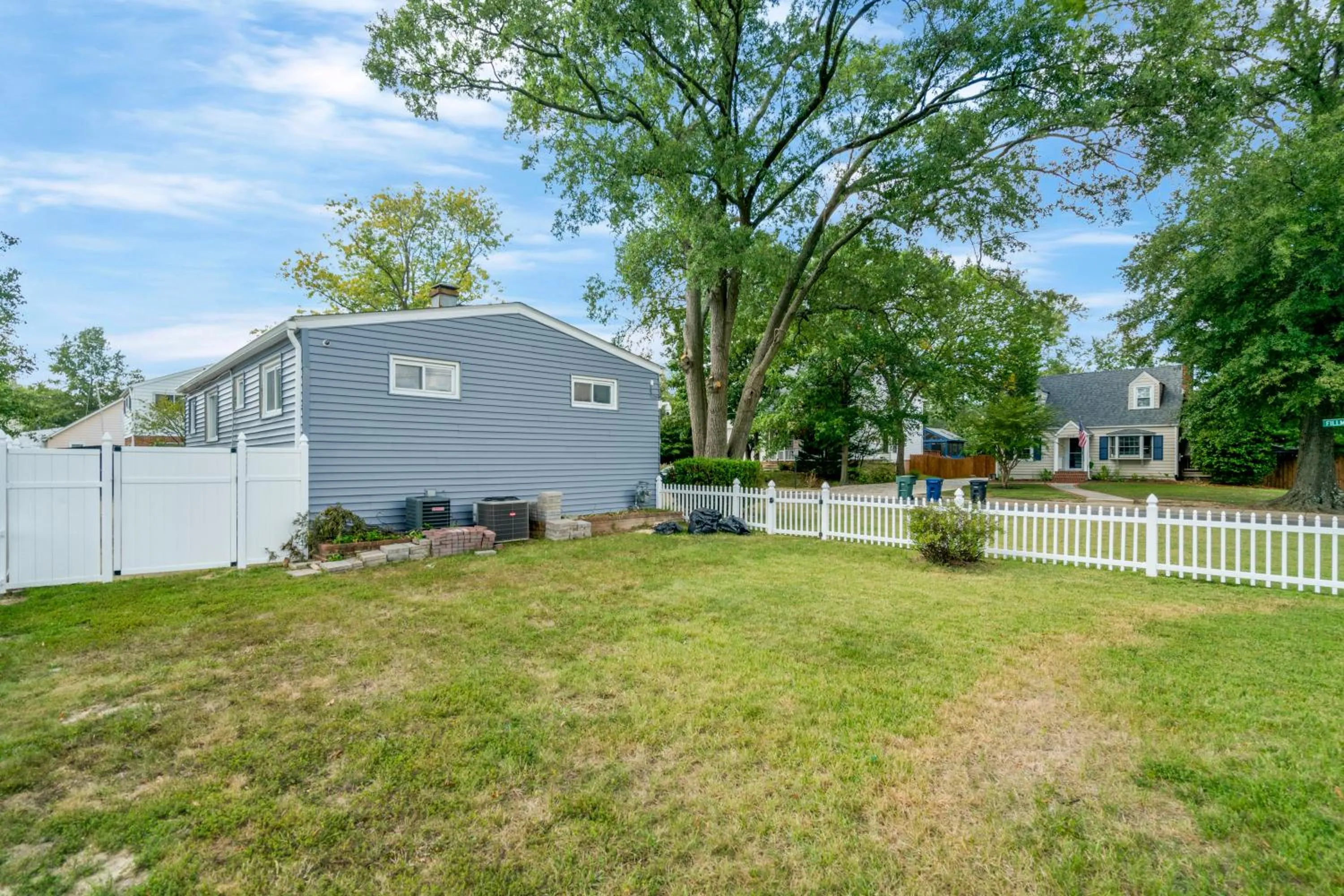 Property building in Beautiful 2 bedroom 1 bath Unit