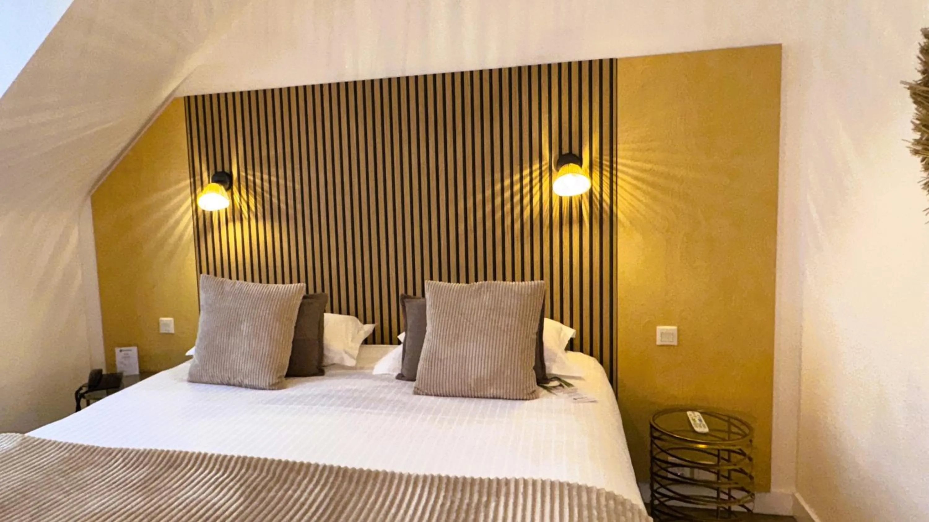 Bed in Best Western Le Vinci Loire Valley