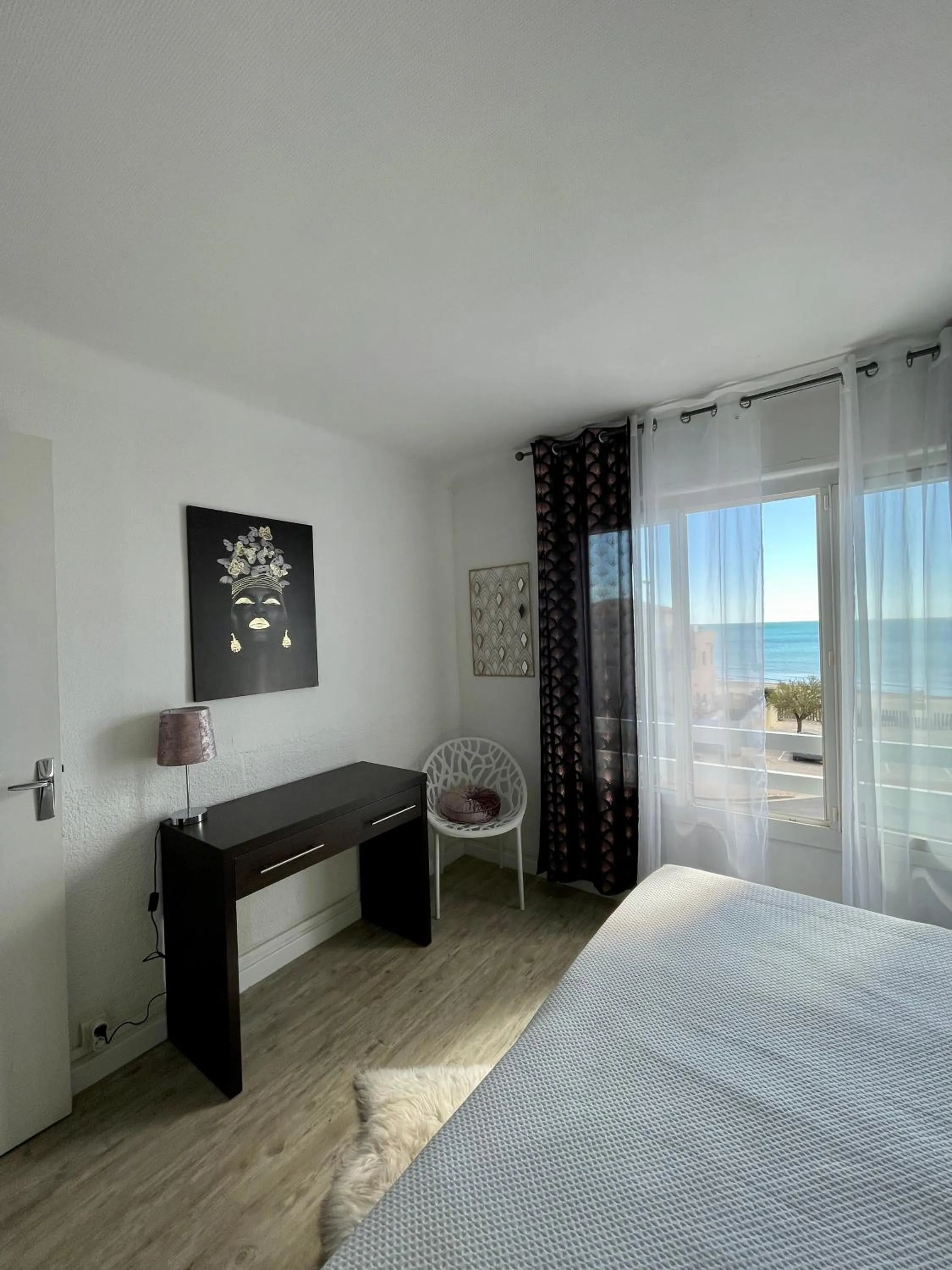 Bed in Le Grand Large Bord de Mer Hotel & Appartements
