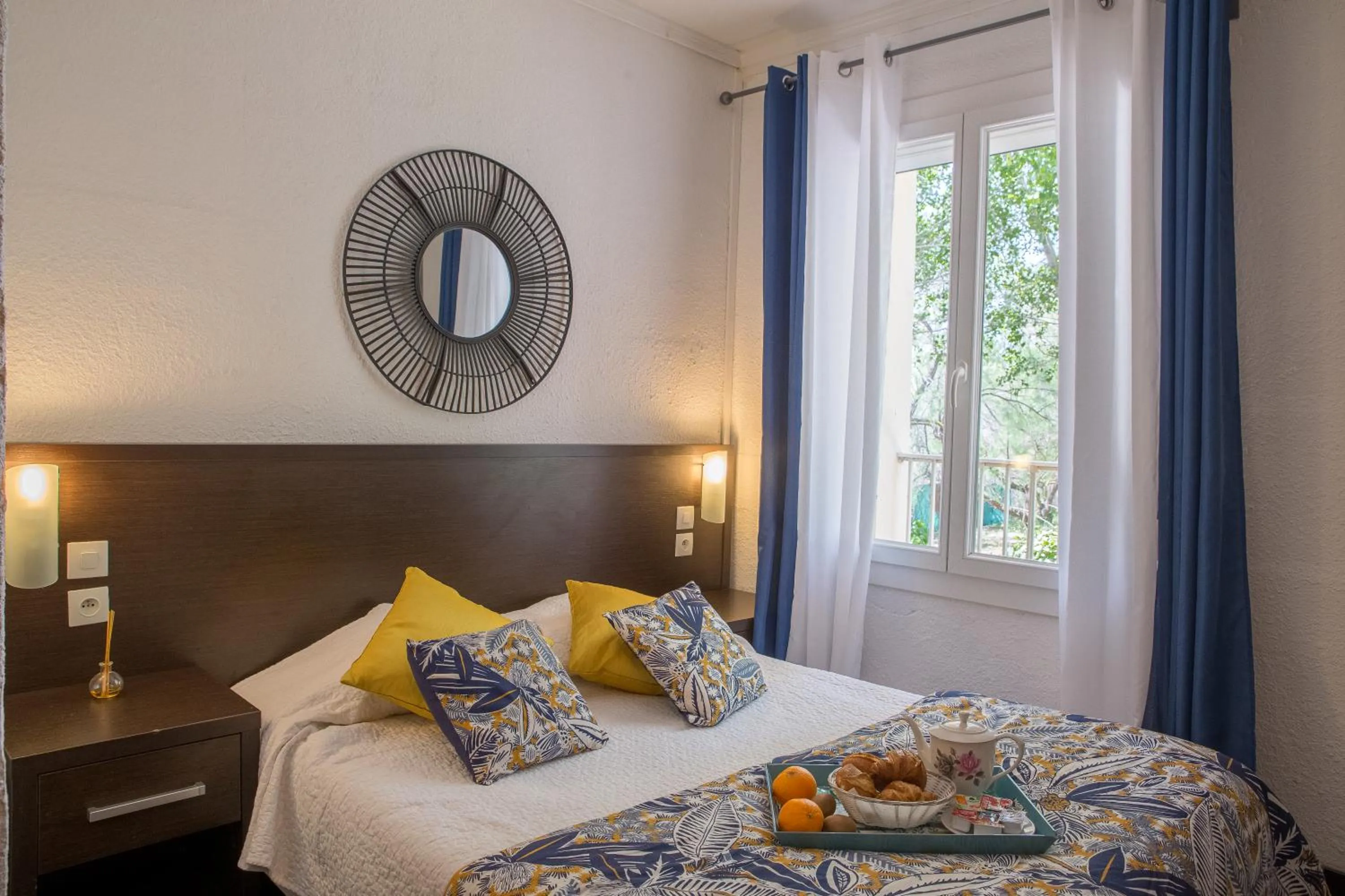 Bed in Le Grand Large Bord de Mer Hotel & Appartements