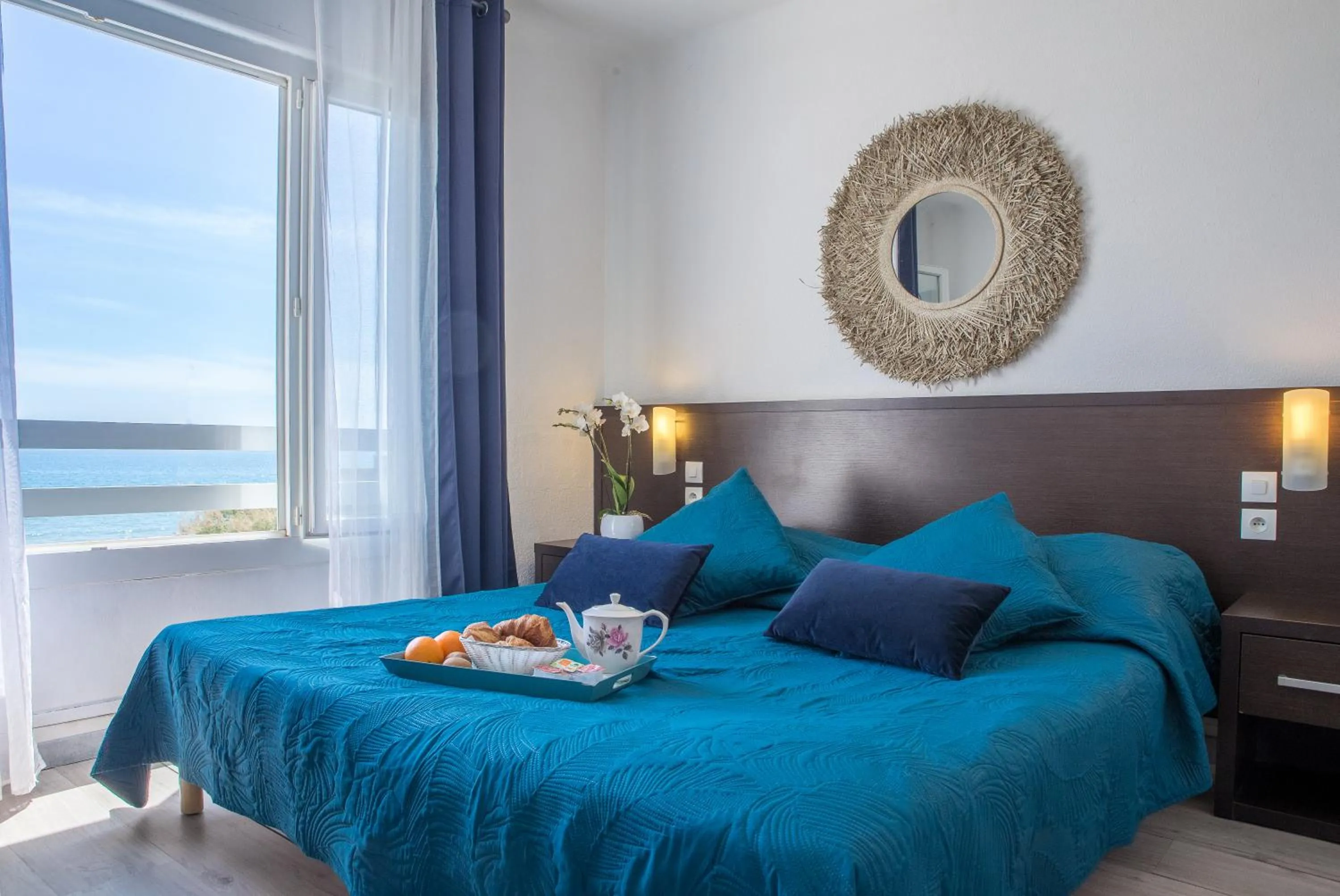 Sea view, Bed in Le Grand Large Bord de Mer Hotel & Appartements