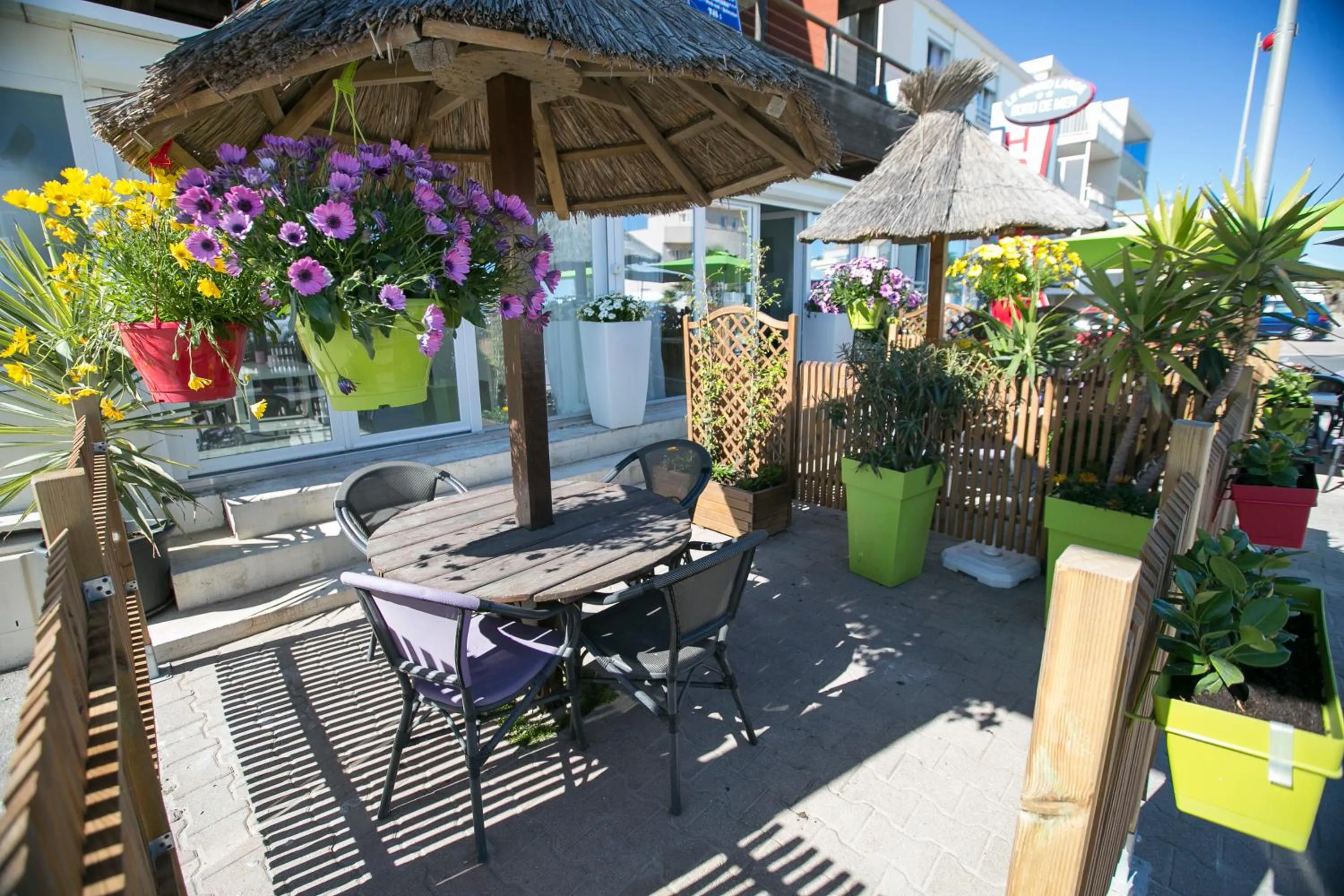 Patio in Le Grand Large Bord de Mer Hotel & Appartements