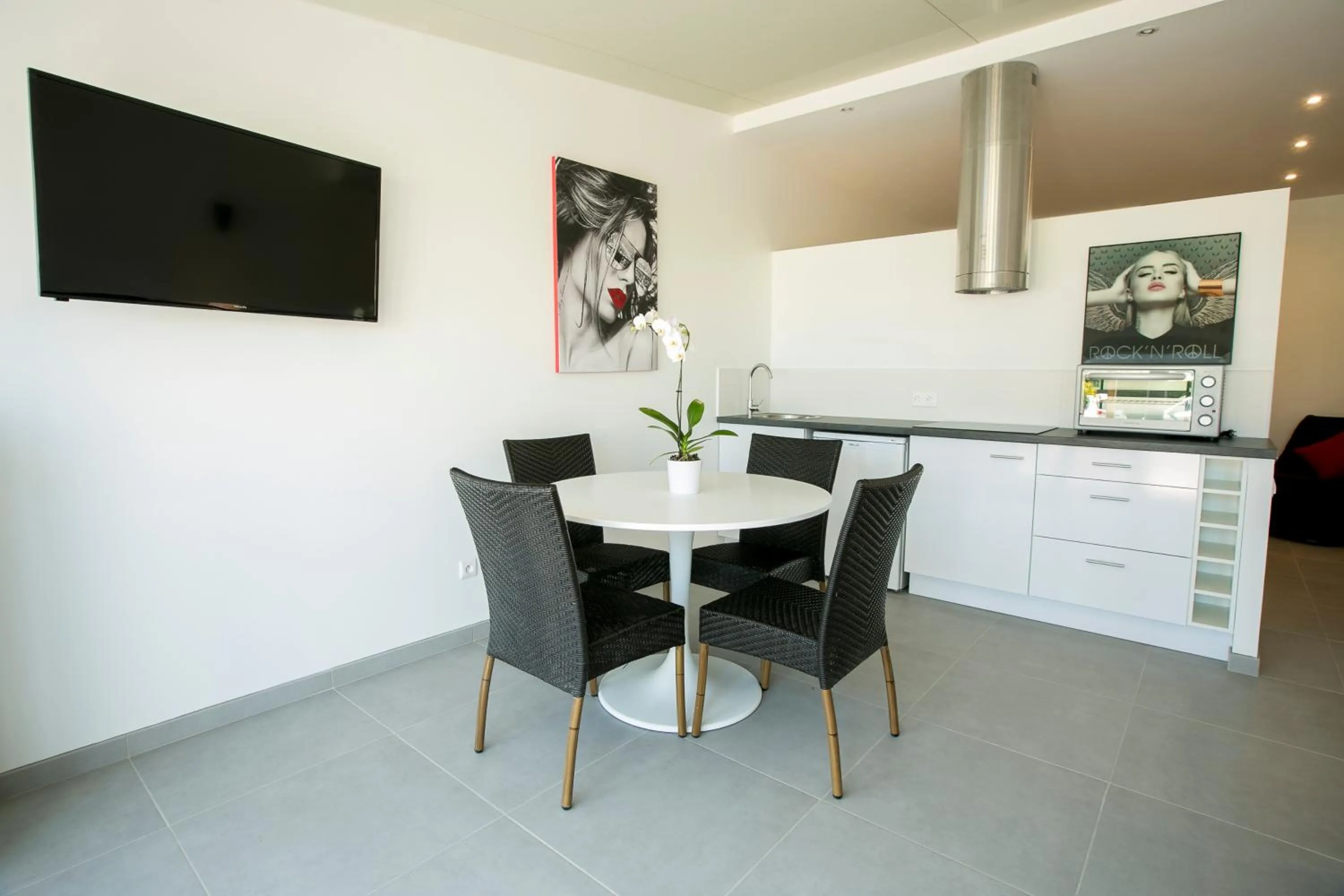 Kitchen or kitchenette in Le Grand Large Bord de Mer Hotel & Appartements