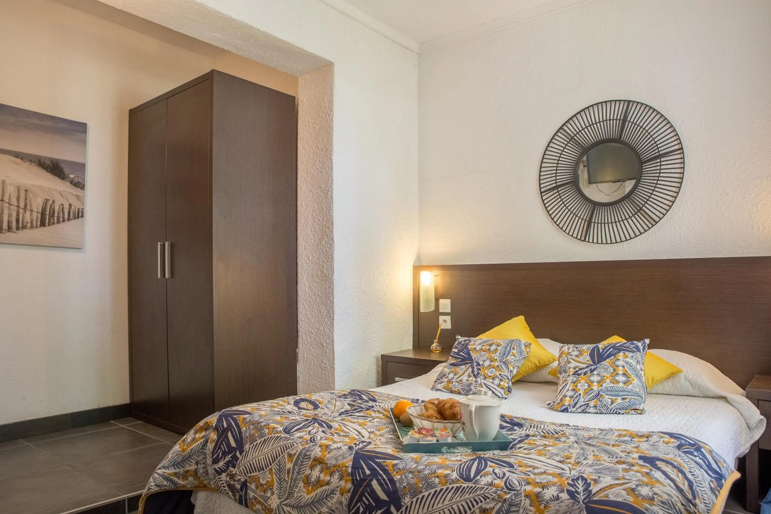 Bed in Le Grand Large Bord de Mer Hotel & Appartements