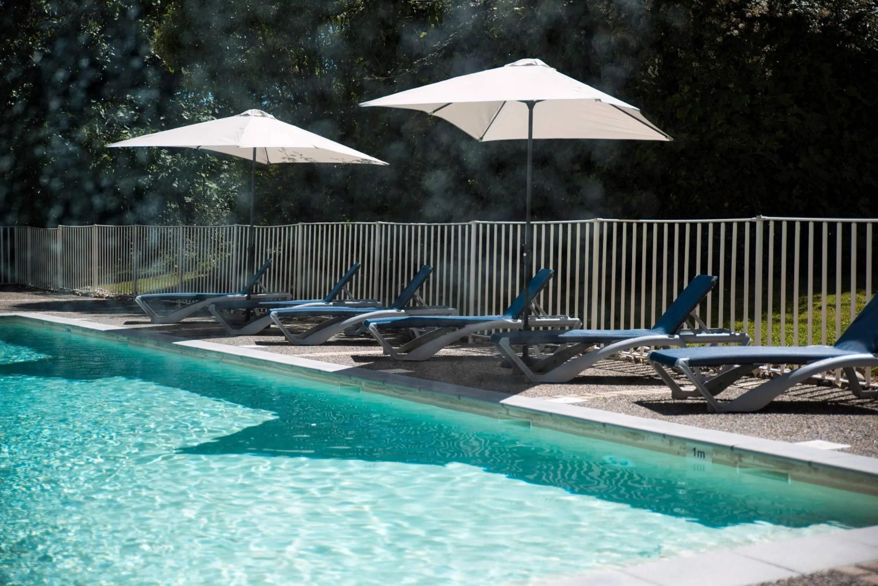 Swimming pool in Comfort Aparthotel Toulouse Métropole