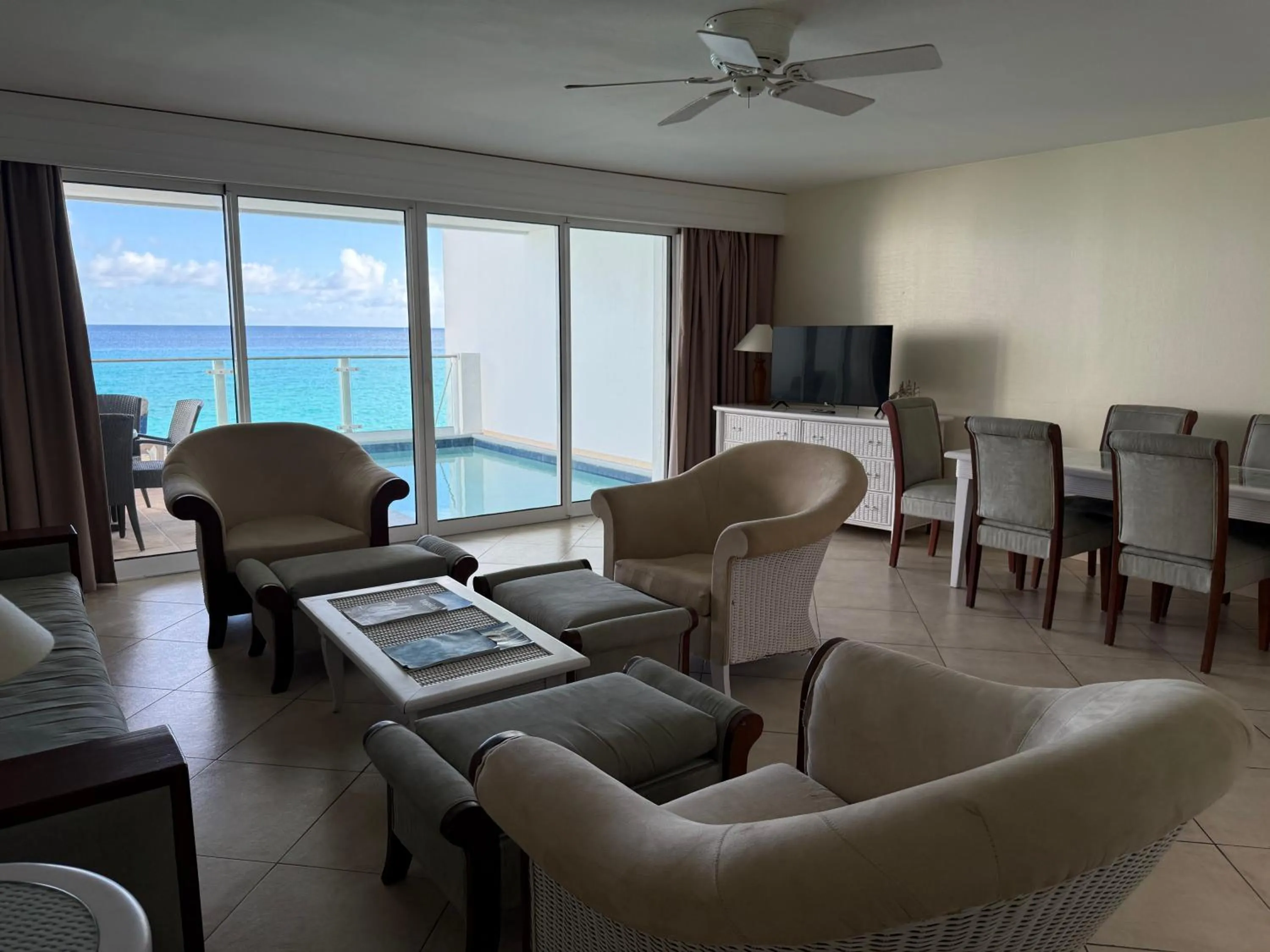 Living room in Sapphire Beach Club Resort