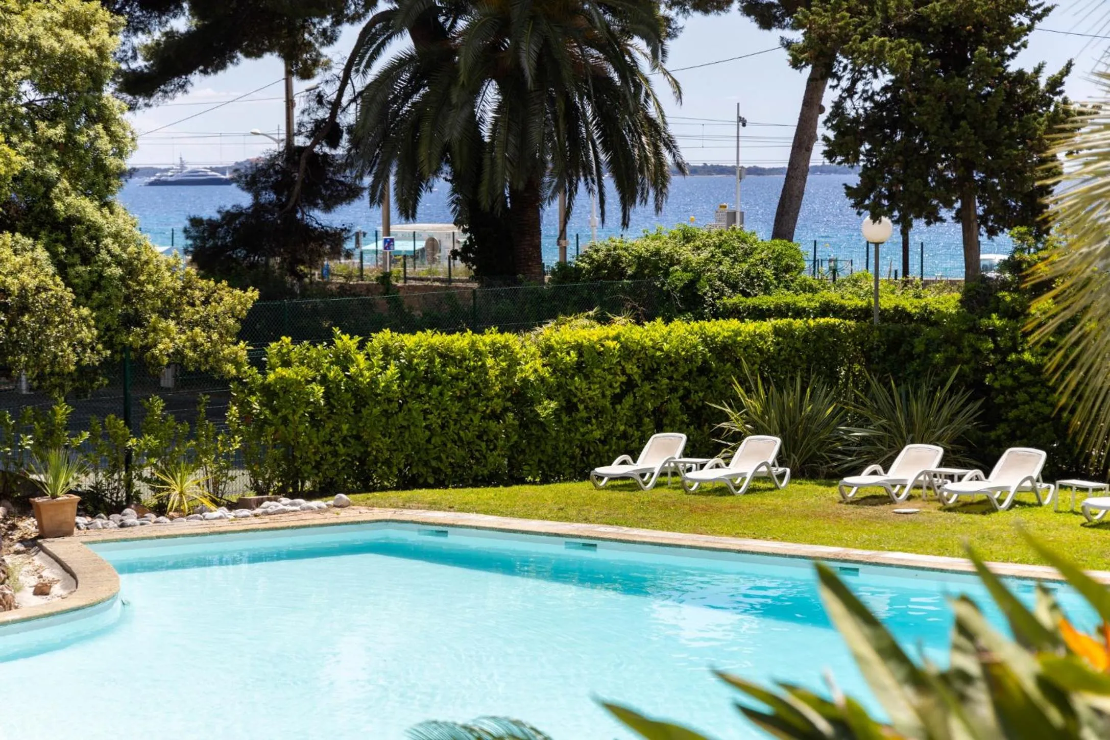 Swimming pool in Luxotel Cannes