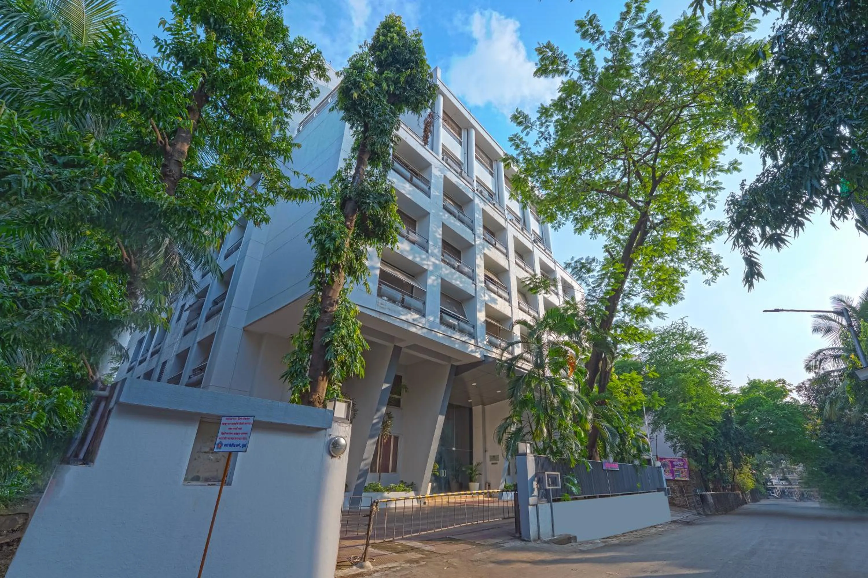 Property building in asar Landmark Suites Mumbai International Airport by Orion Hotels