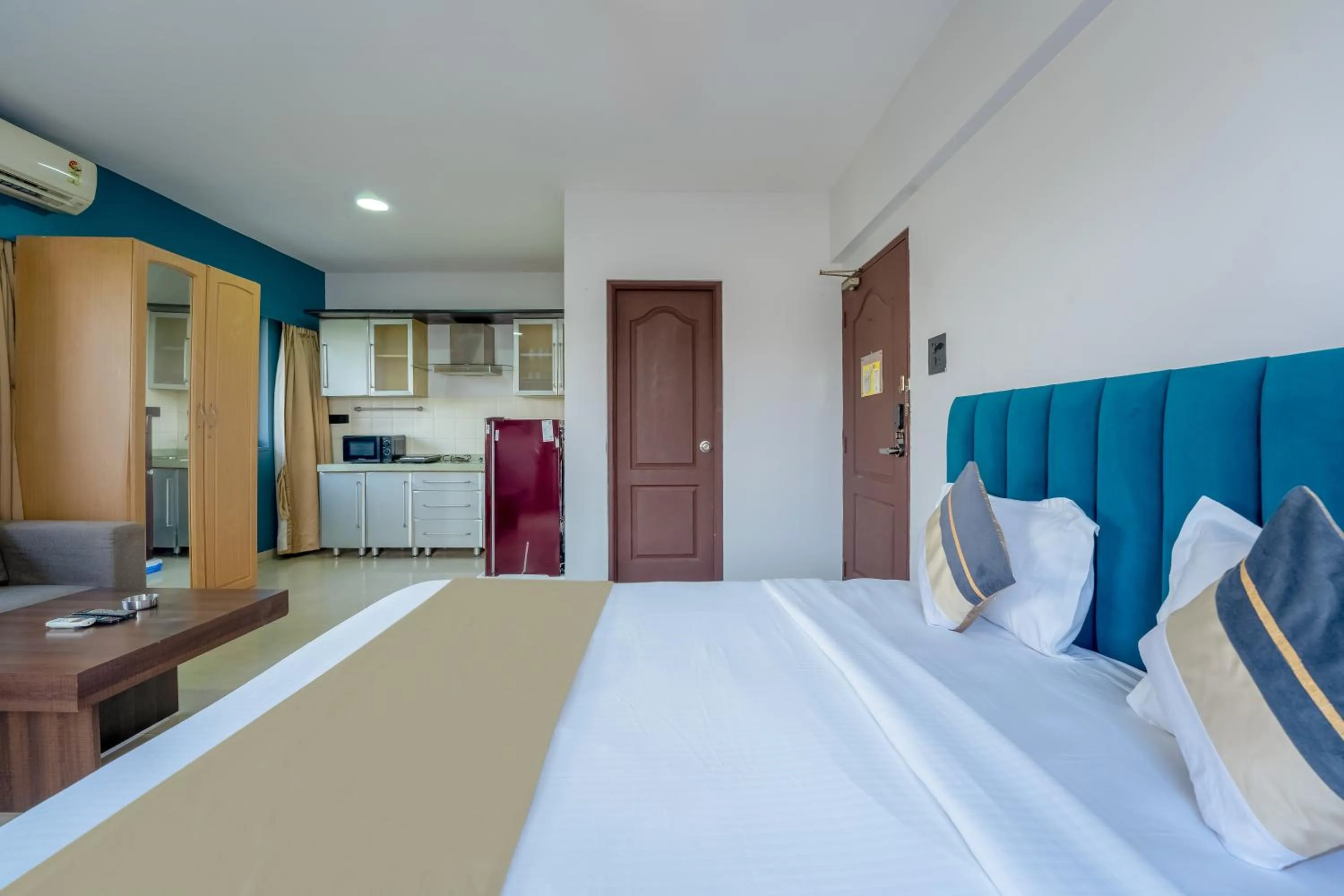 Bed in asar Landmark Suites Mumbai International Airport by Orion Hotels