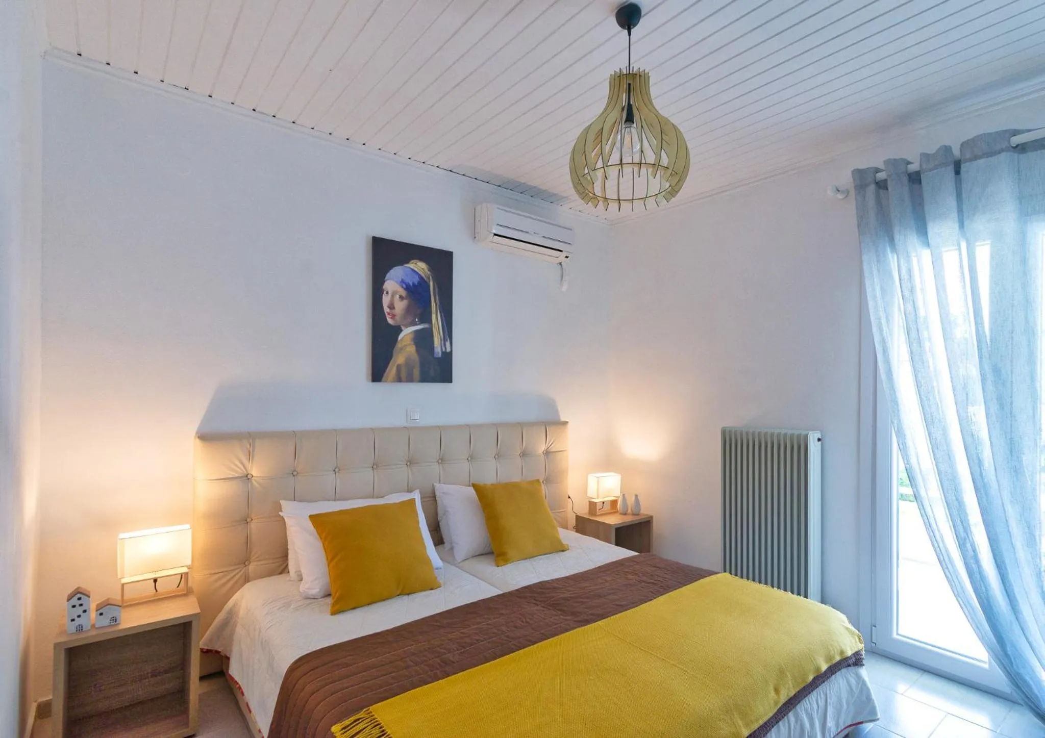 Photo of the whole room, Bed in Zografia
