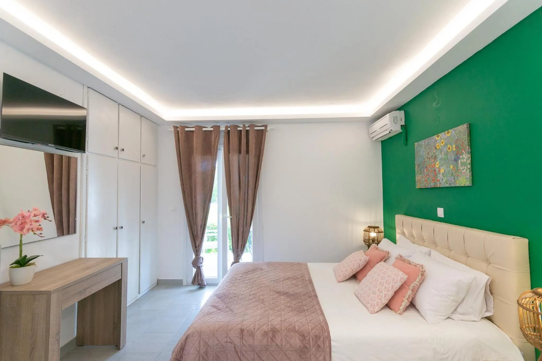 Bedroom, Bed in Zografia