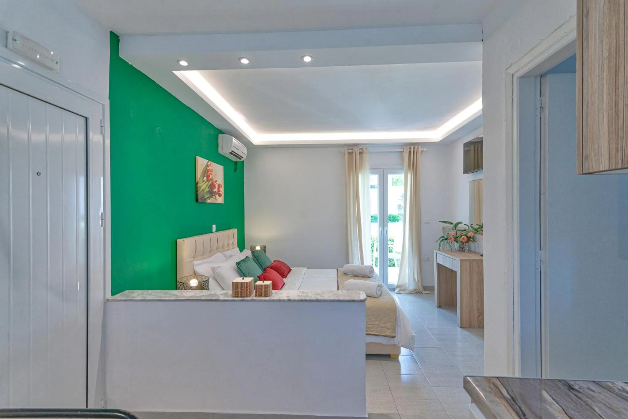 Photo of the whole room in Zografia