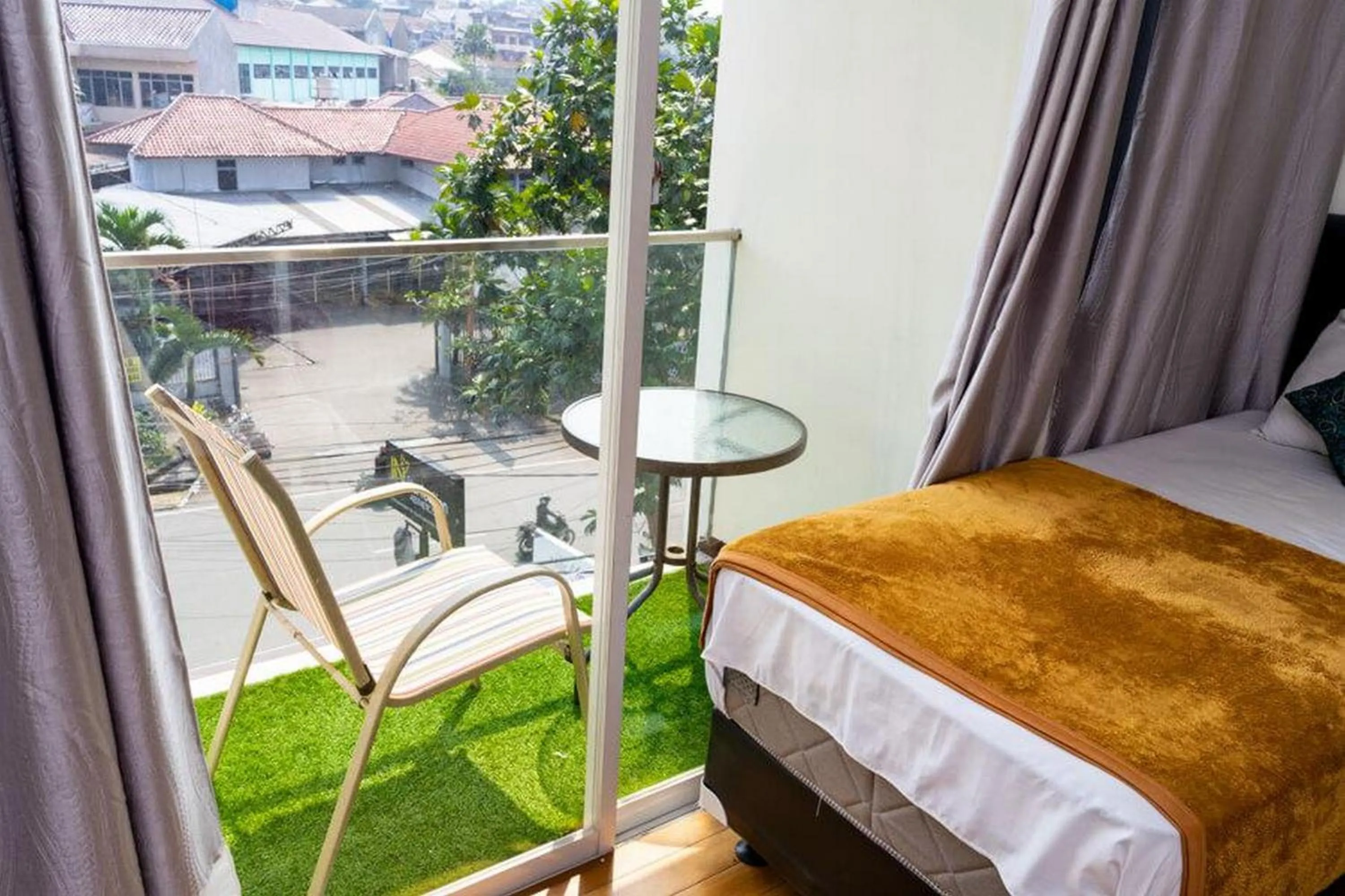 Bedroom, Bed in RedDoorz near Setrasari Mall 4