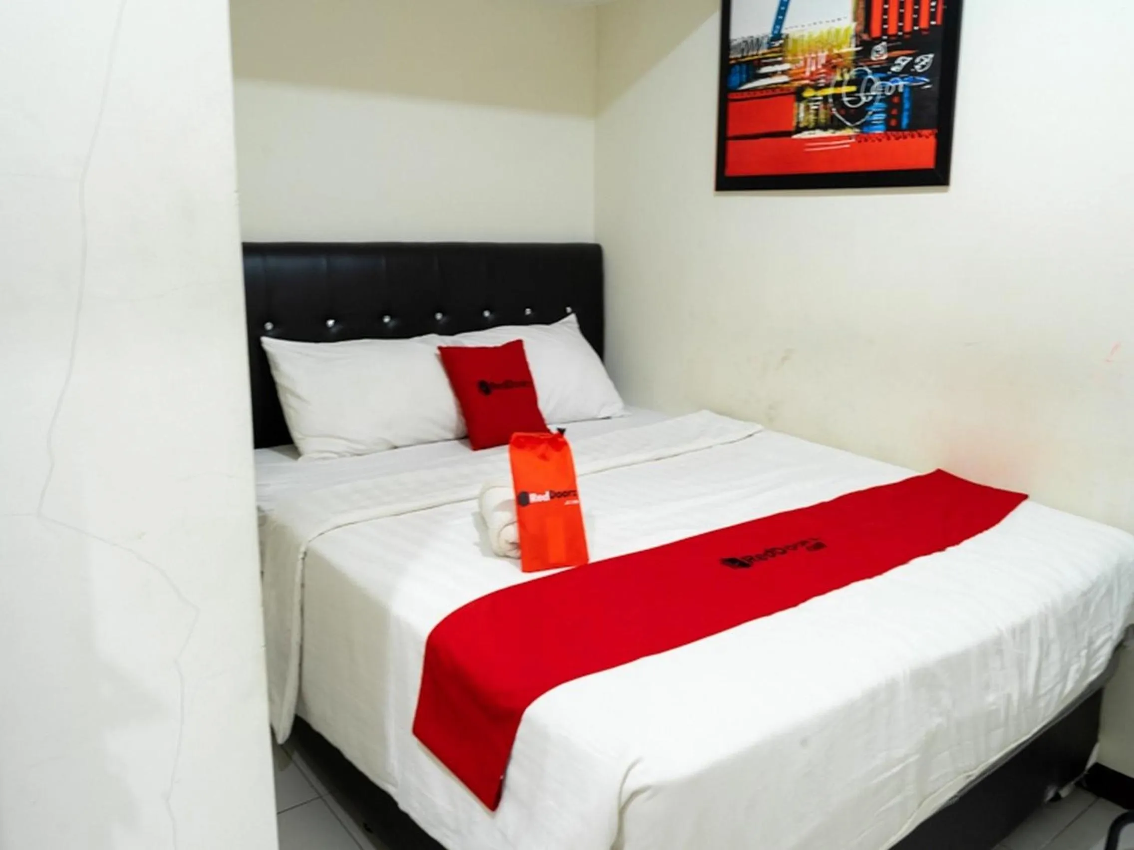 Bedroom, Bed in RedDoorz near Setrasari Mall 4