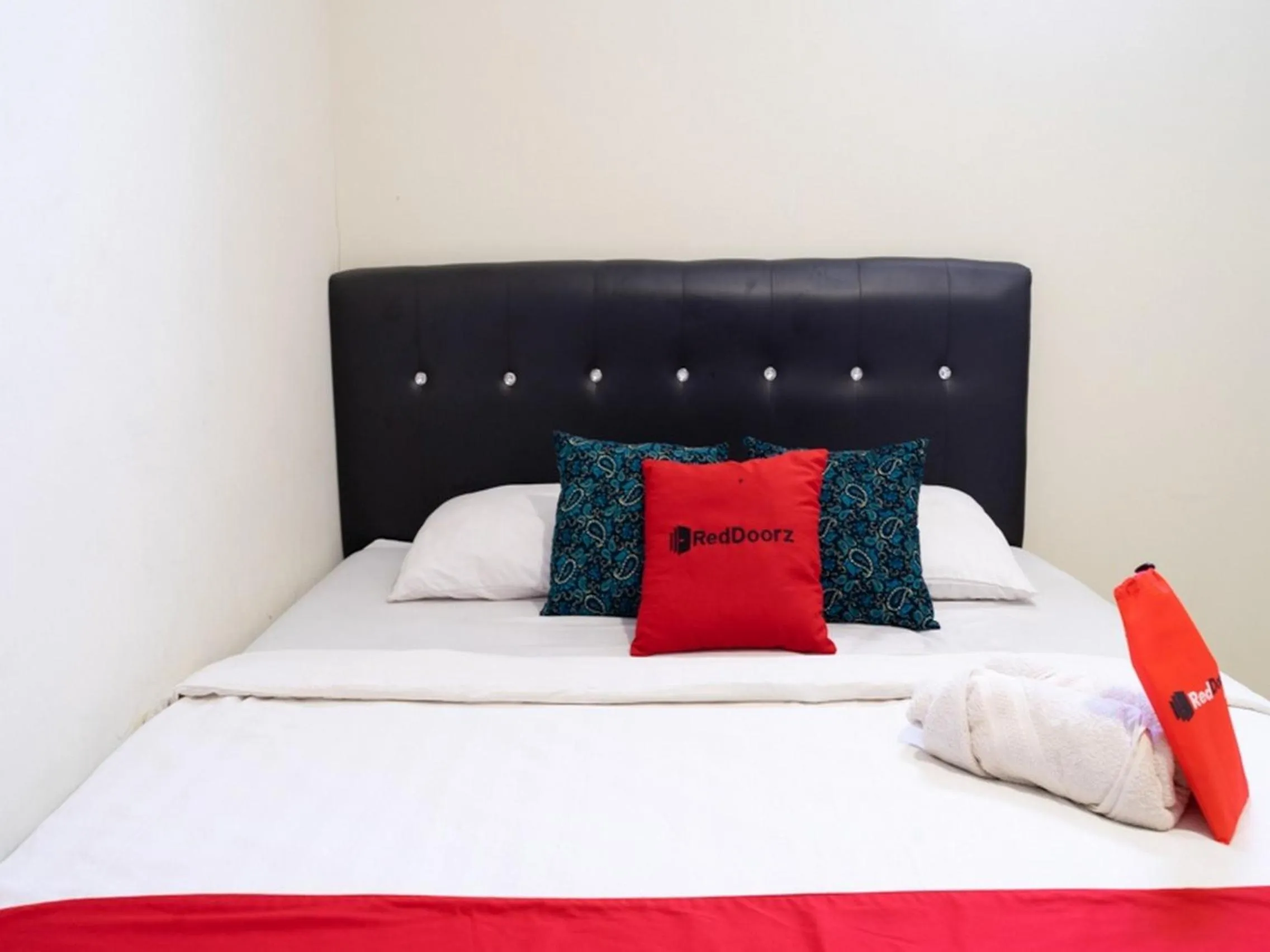 Bedroom, Bed in RedDoorz near Setrasari Mall 4