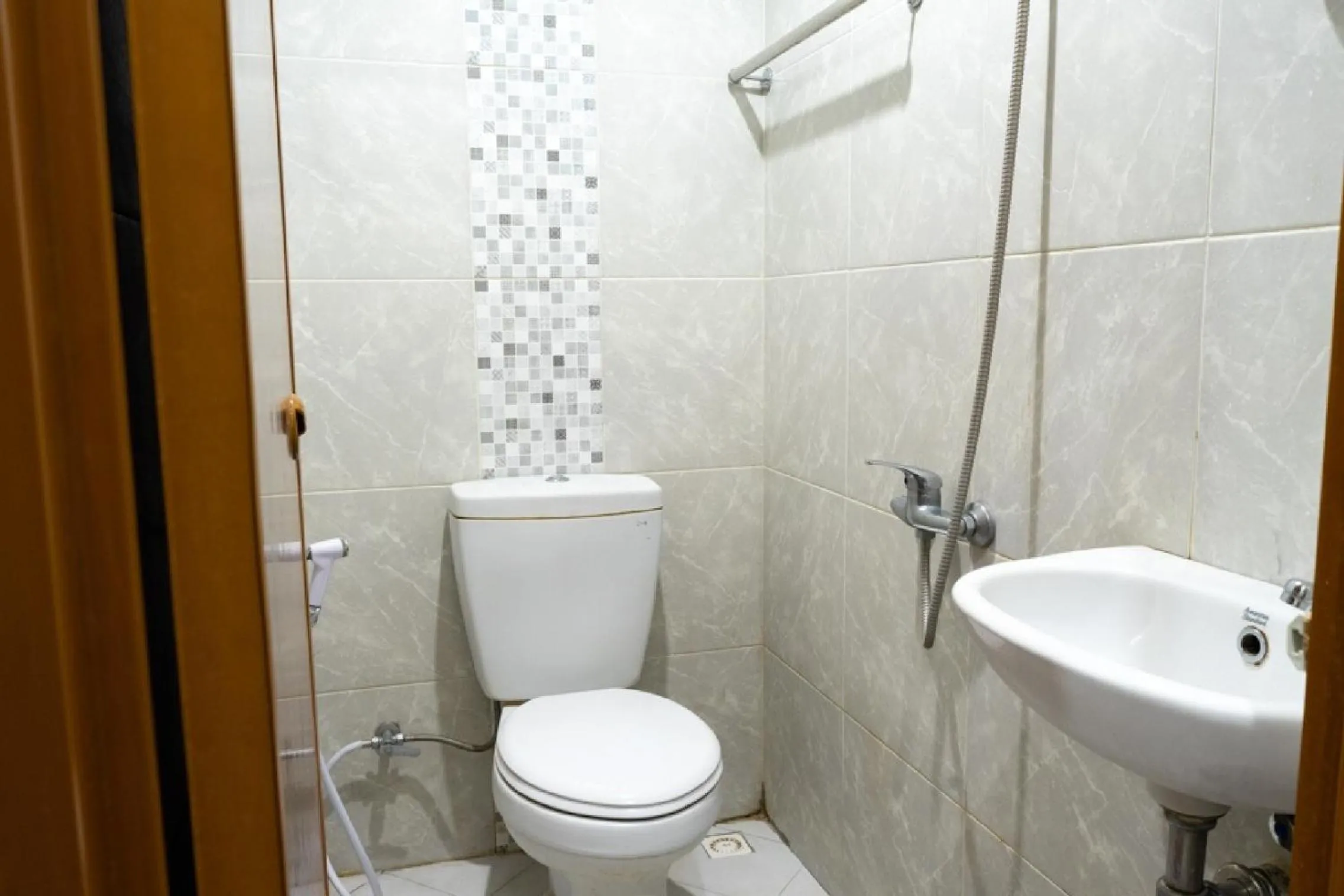 Bathroom in RedDoorz near Setrasari Mall 4