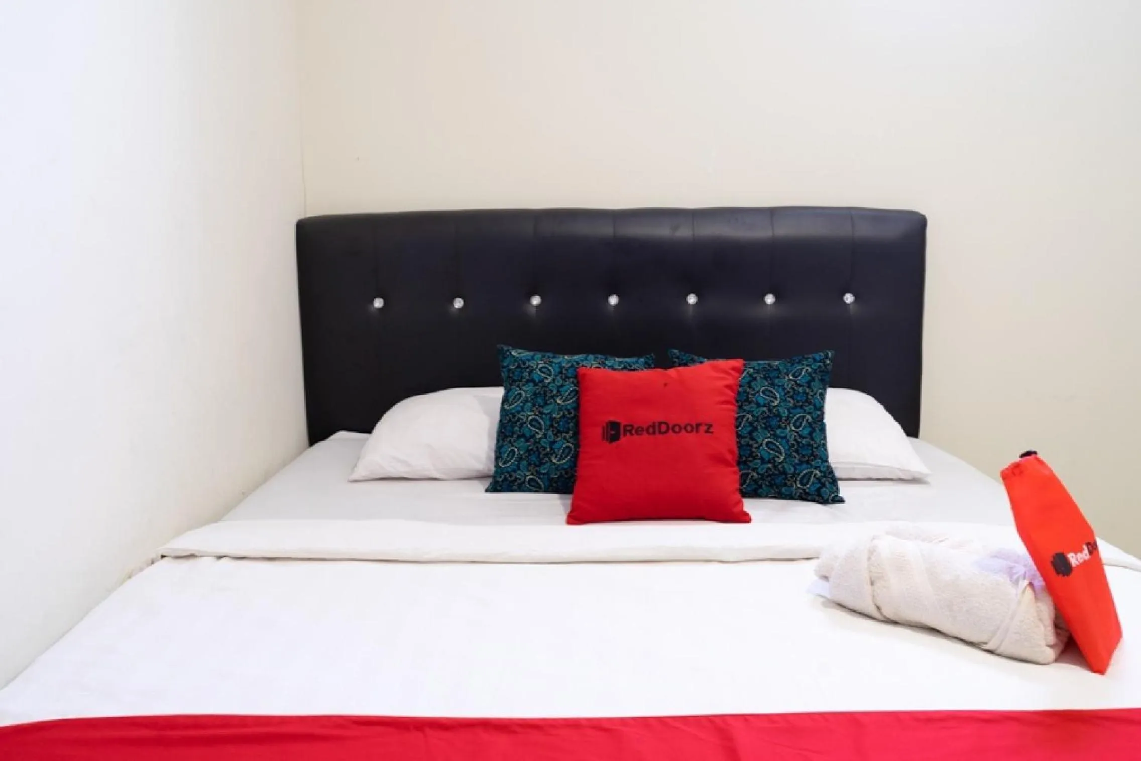 Bedroom, Bed in RedDoorz near Setrasari Mall 4