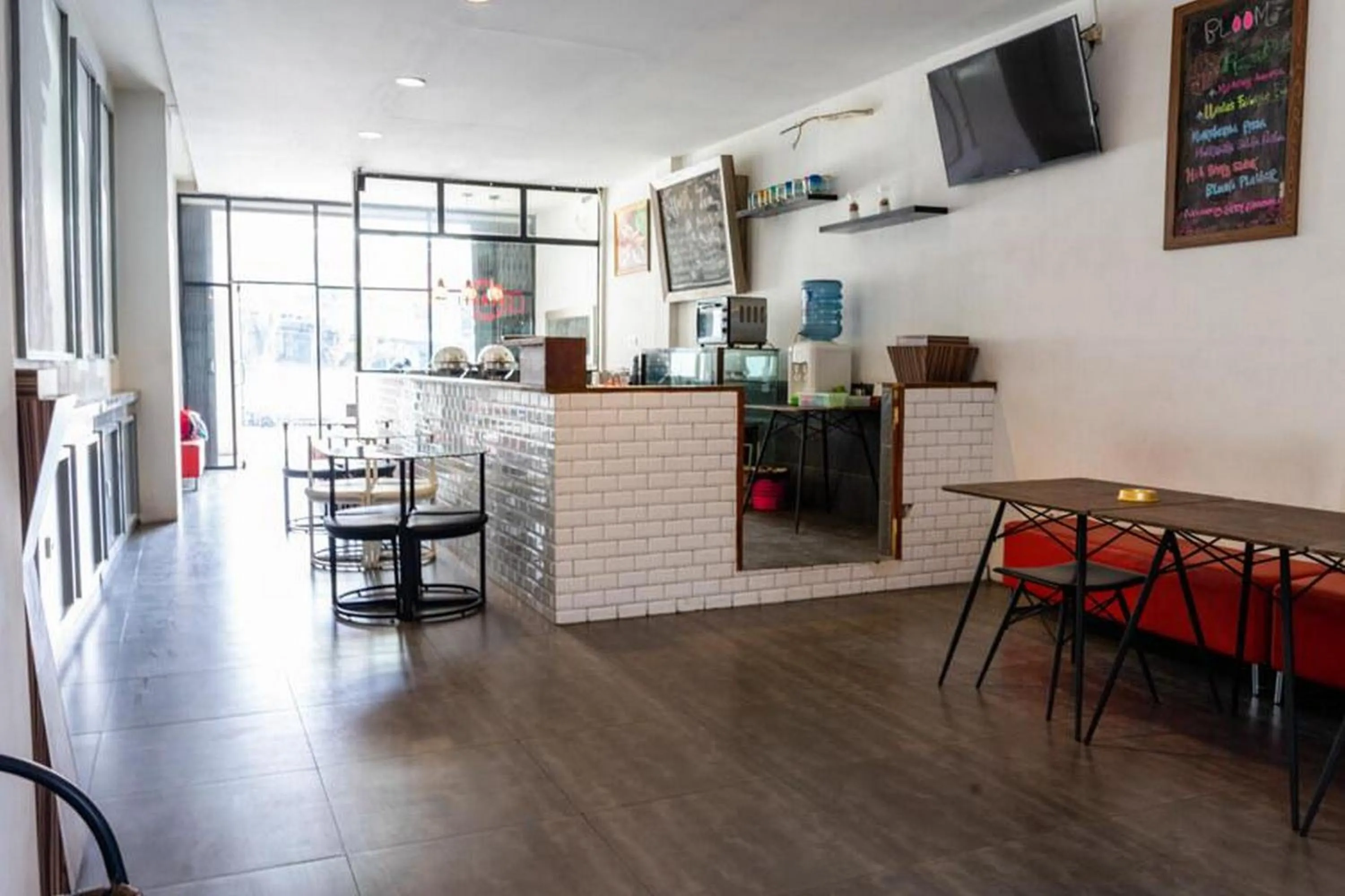 Lobby or reception in RedDoorz near Setrasari Mall 4