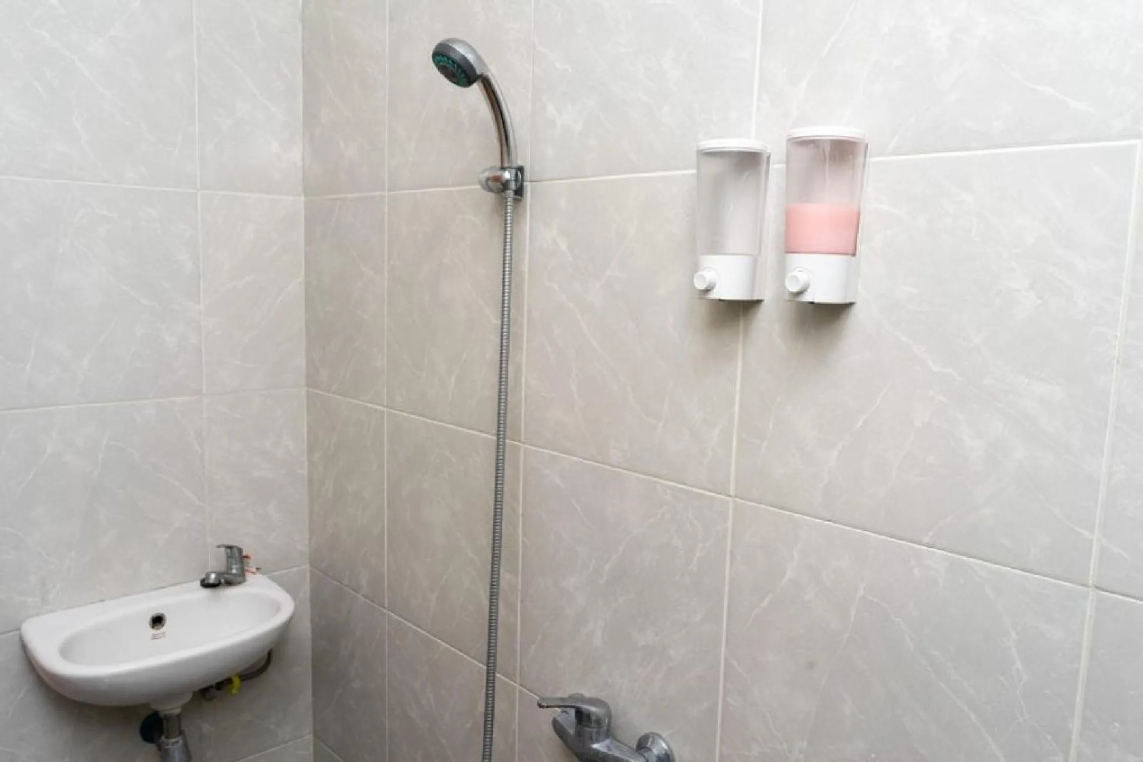 Bathroom in RedDoorz near Setrasari Mall 4