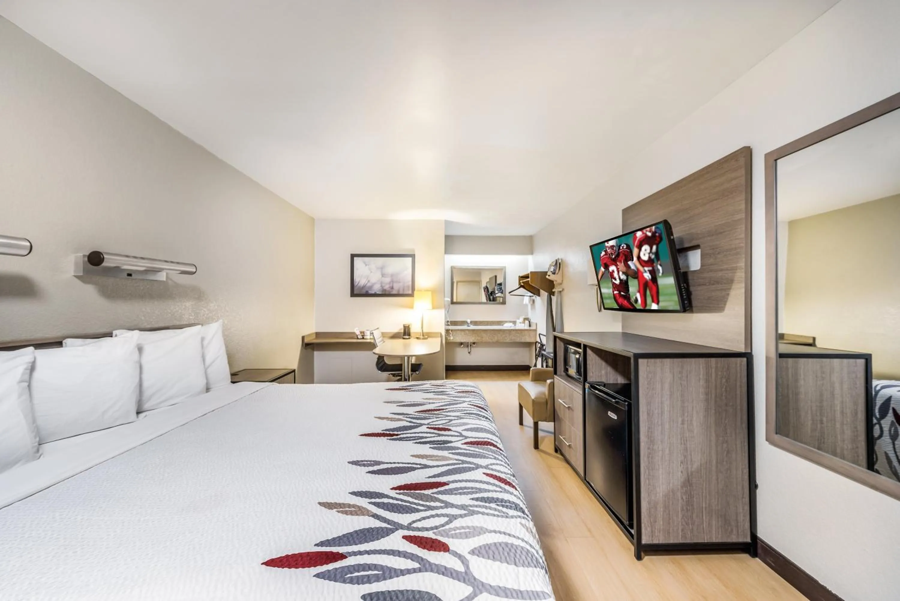 Bedroom in Red Roof Inn Dayton South - Miamisburg