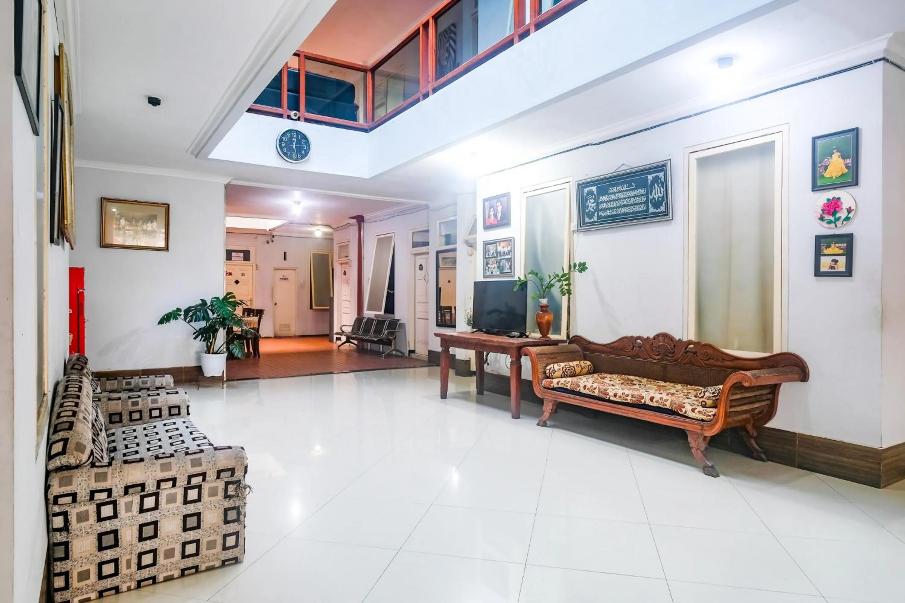 Seating area in RedDoorz near Batik Tulis Celaket 2